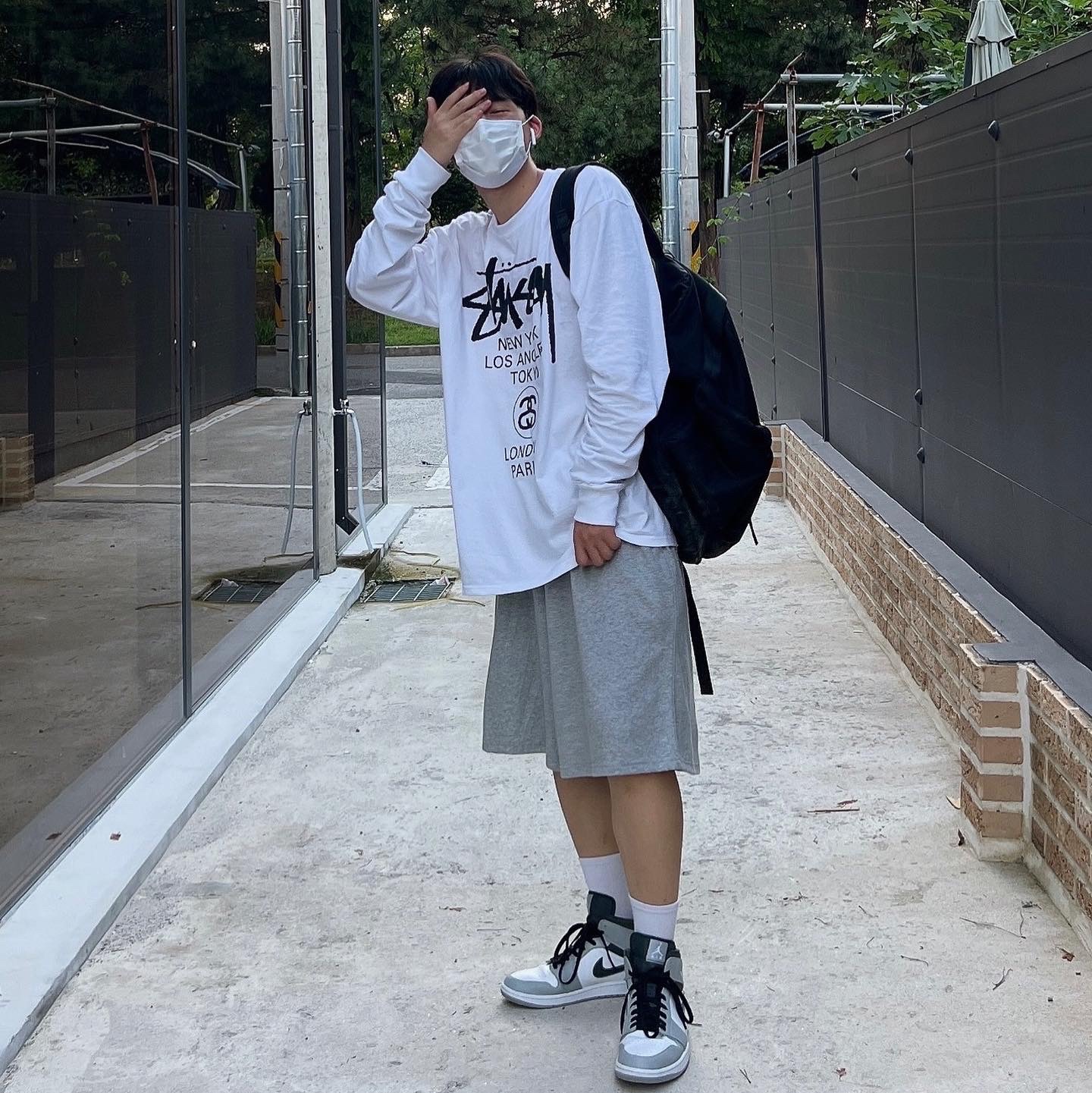 Jordan 1 Mid Light Smoke Grey Anthracite, Stussy World Tour LS T-Shirt White 착용 스타일
