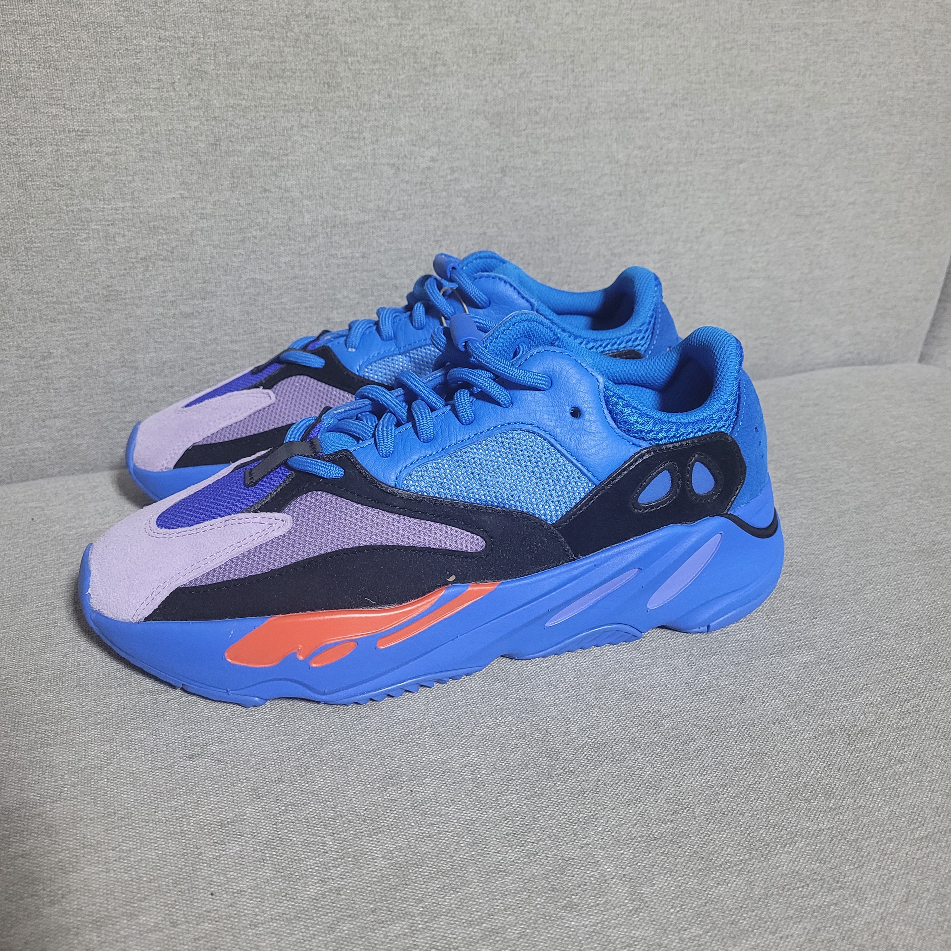 Adidas Yeezy Boost 700 Hi-Res Blue 착용 스타일