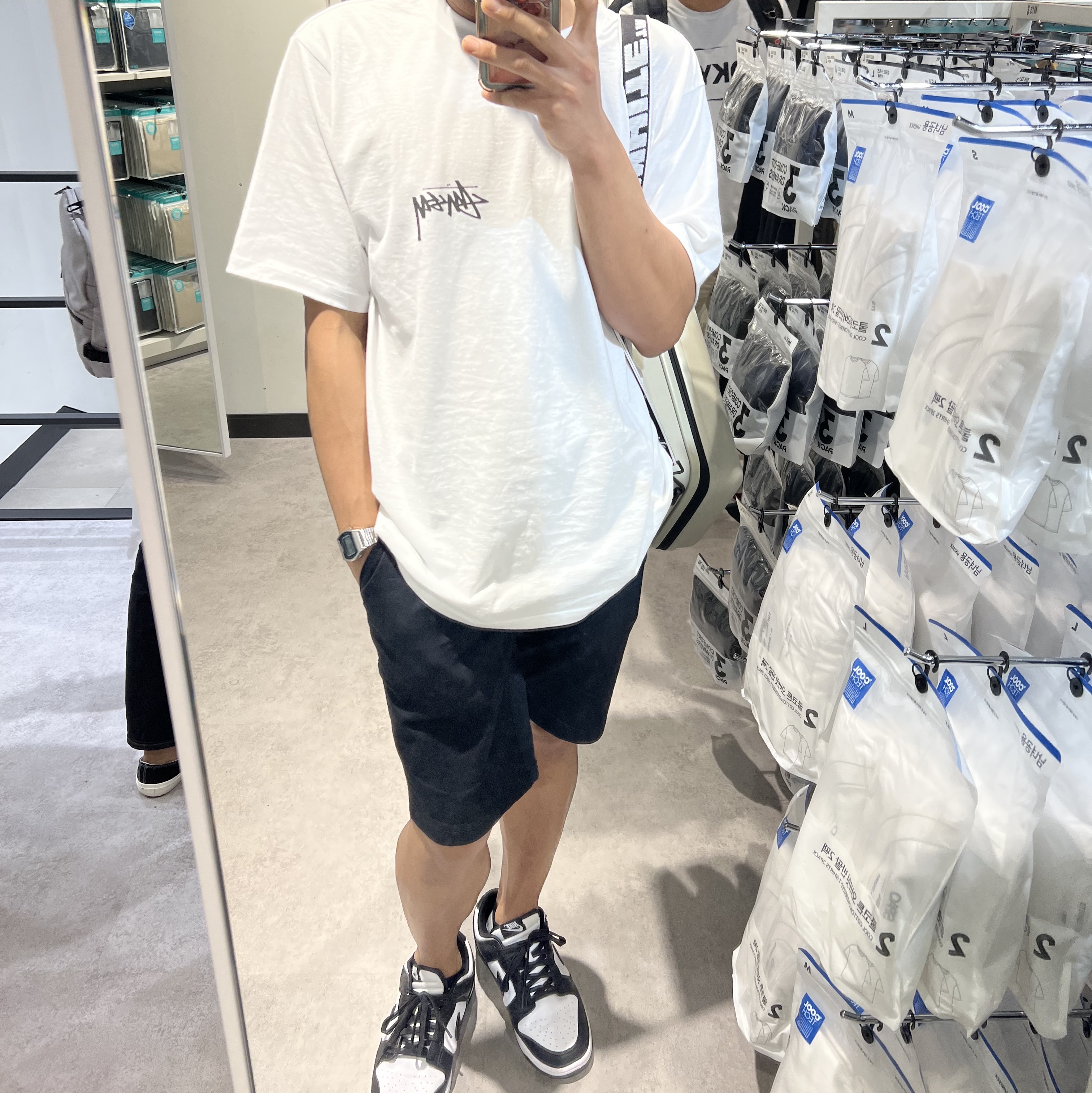 Stussy Withered Flower T-Shirt White, Nike Dunk Low Retro Black 착용 스타일
