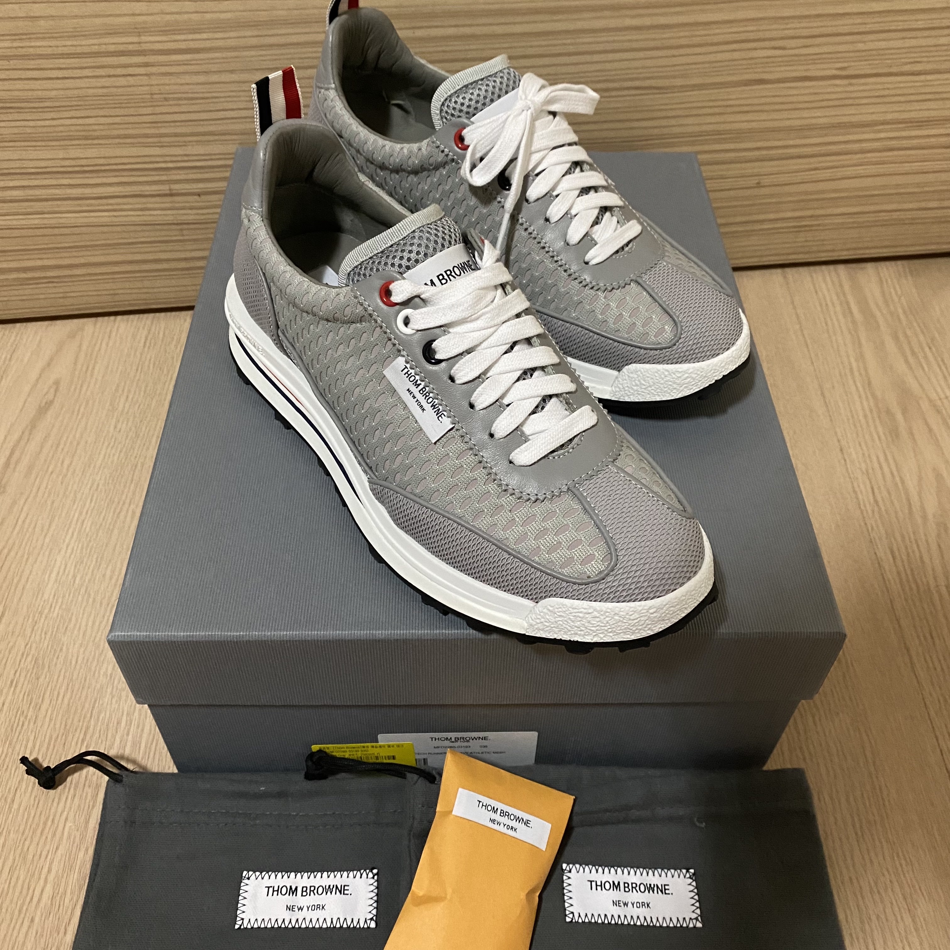 Thom Browne Heavy Athletic Mesh Tech Runner Medium Grey 착용 스타일 - 1