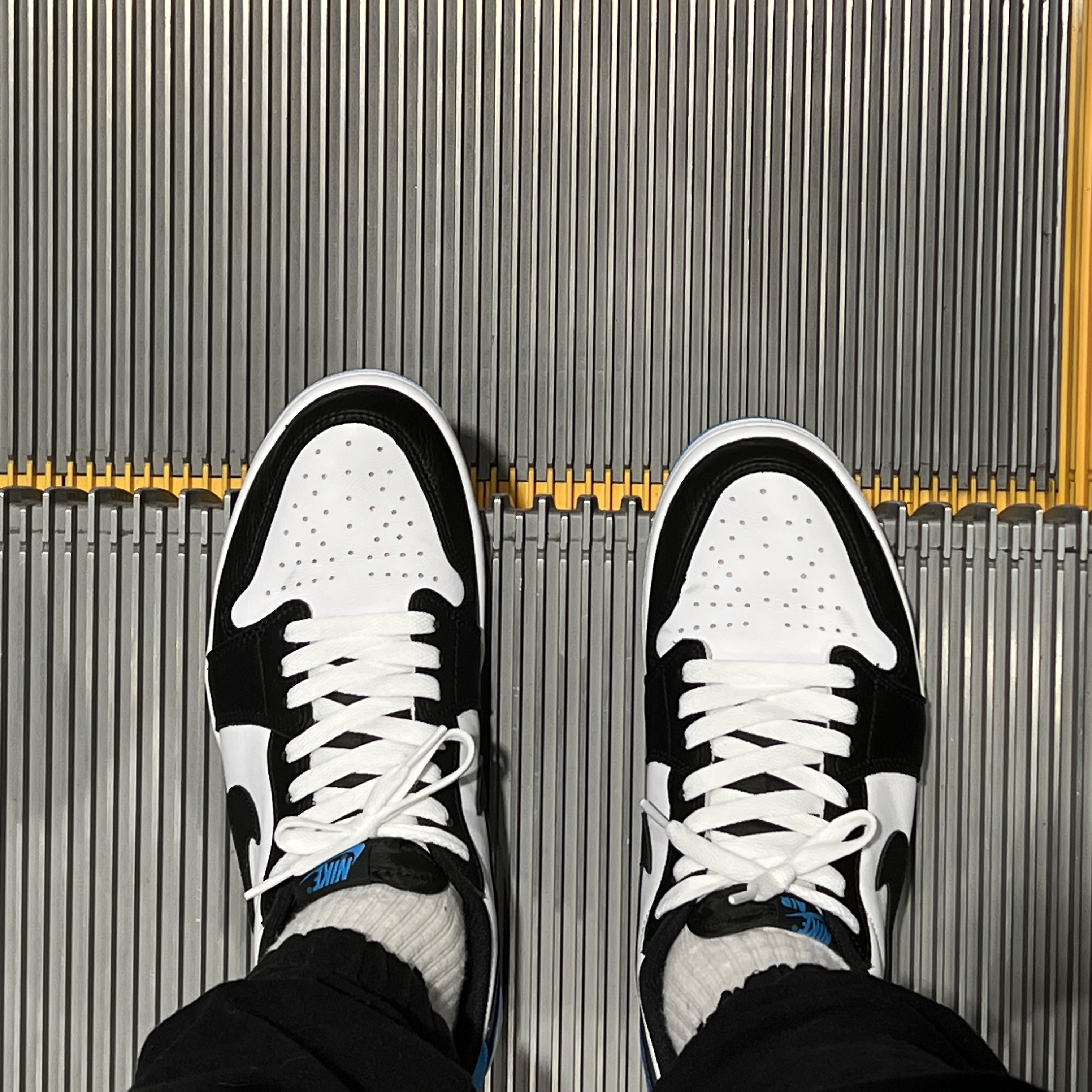 Jordan 1 Retro Low OG Black and Dark Powder Blue 착용 스타일 - 1