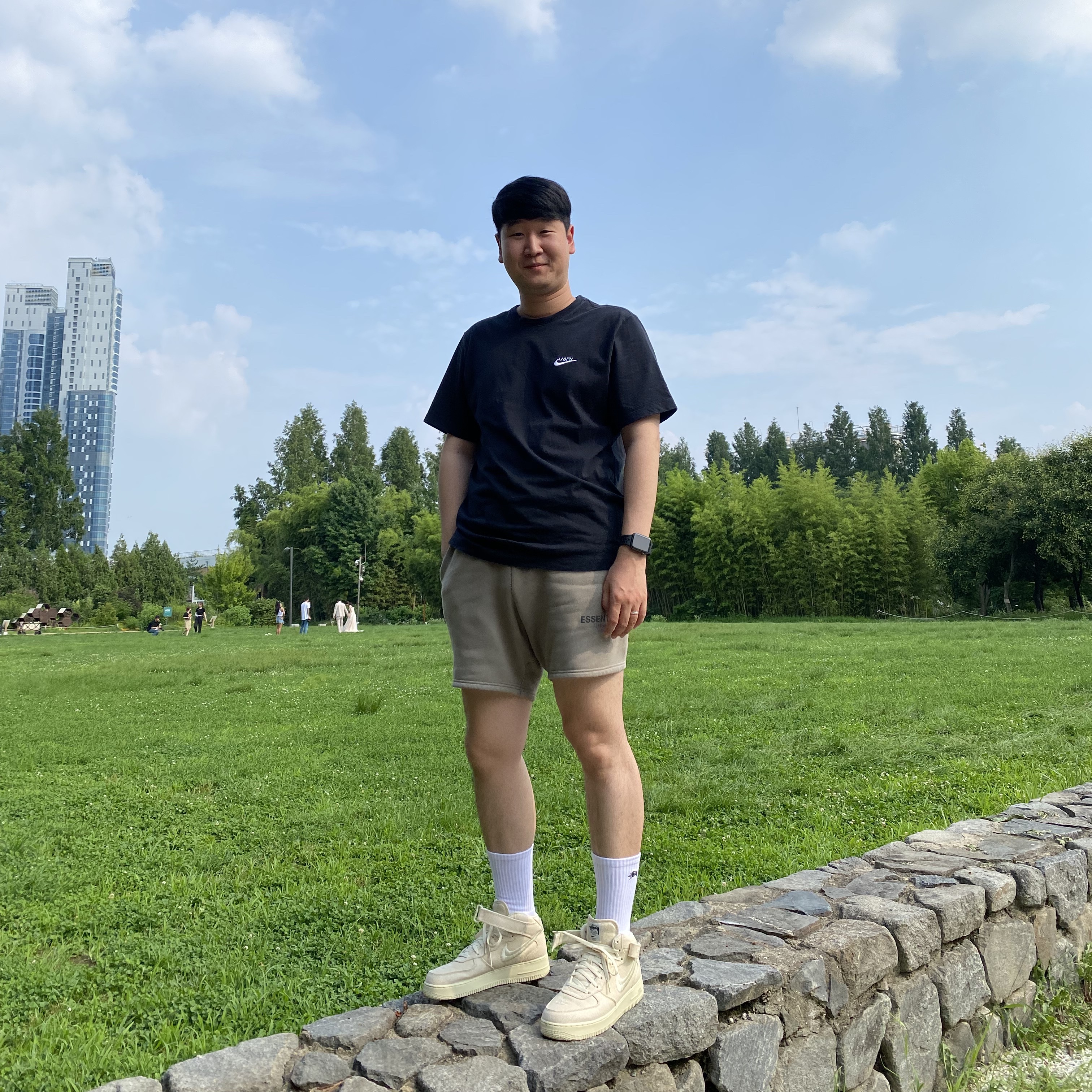 Nike x Stussy Air Force 1 '07 Mid SP Fossil, Essentials Fleece Shorts Cement - 20FW 착용 스타일