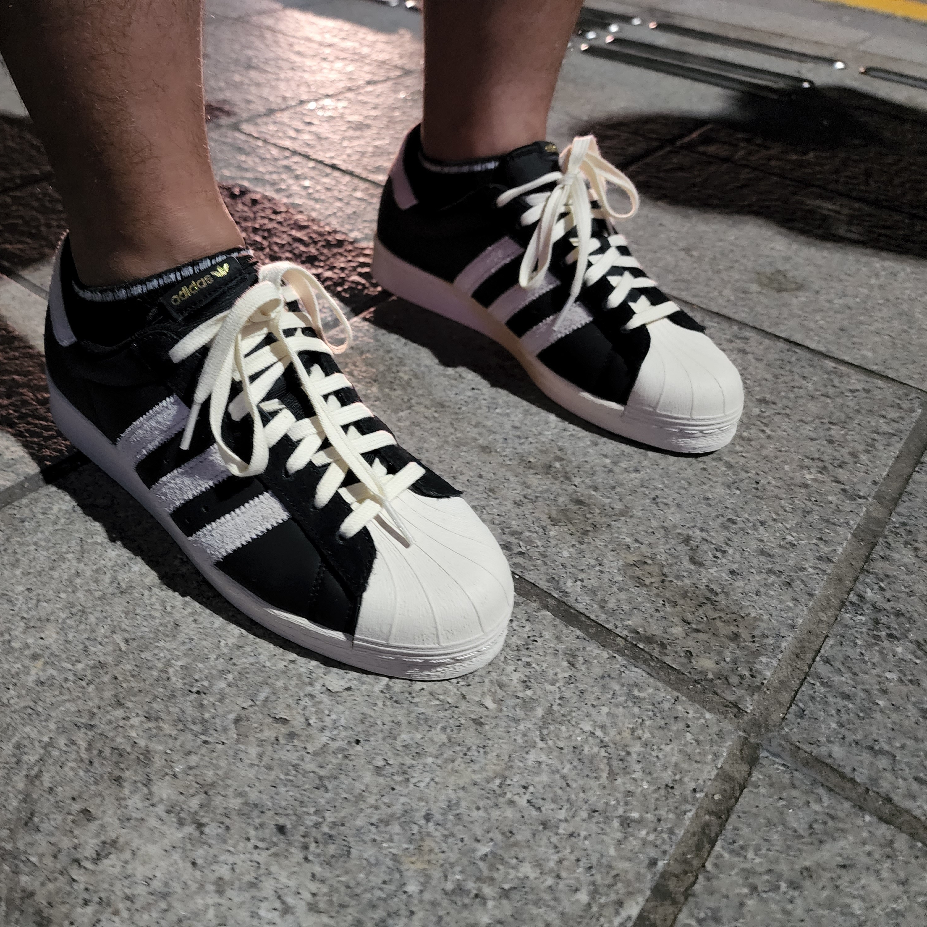 Adidas Superstar 82 Black White 착용 스타일 - 1