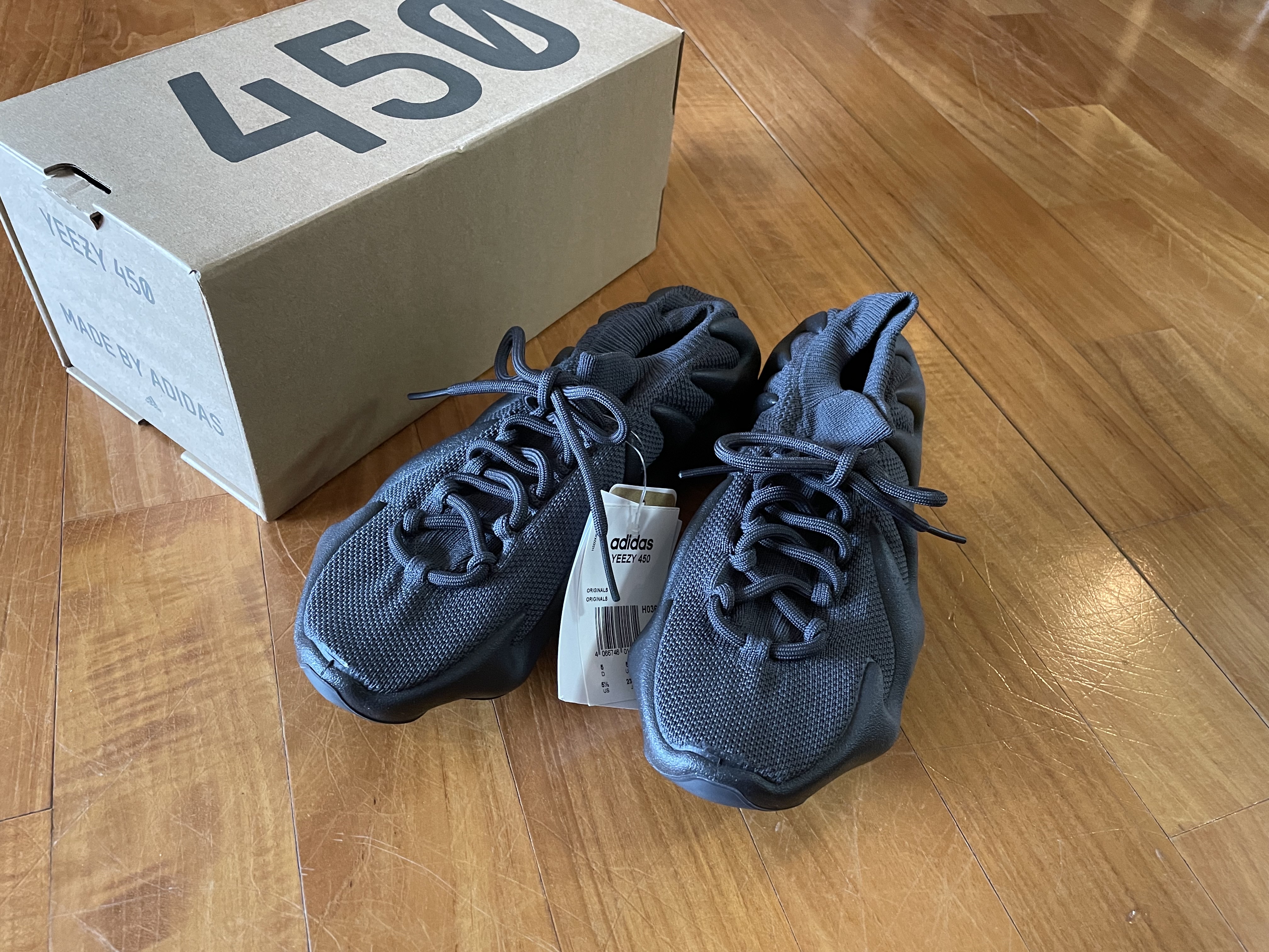 Adidas Yeezy 450 Utility Black 착용 스타일 - 5
