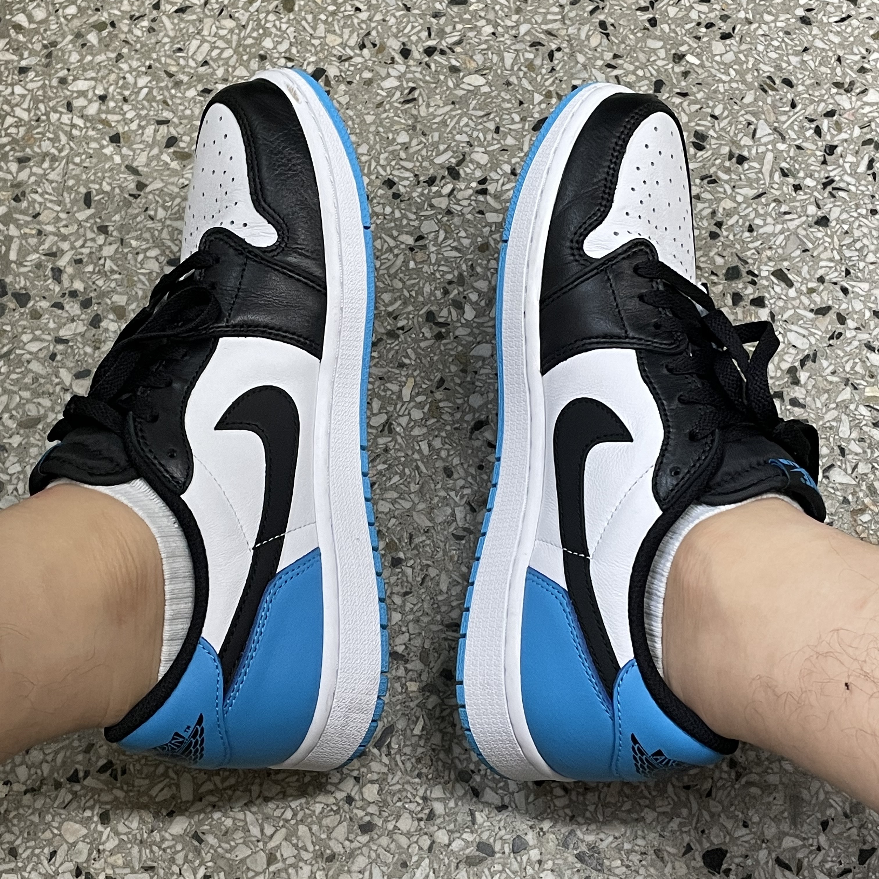 Jordan 1 Retro Low OG Black and Dark Powder Blue 착용 스타일