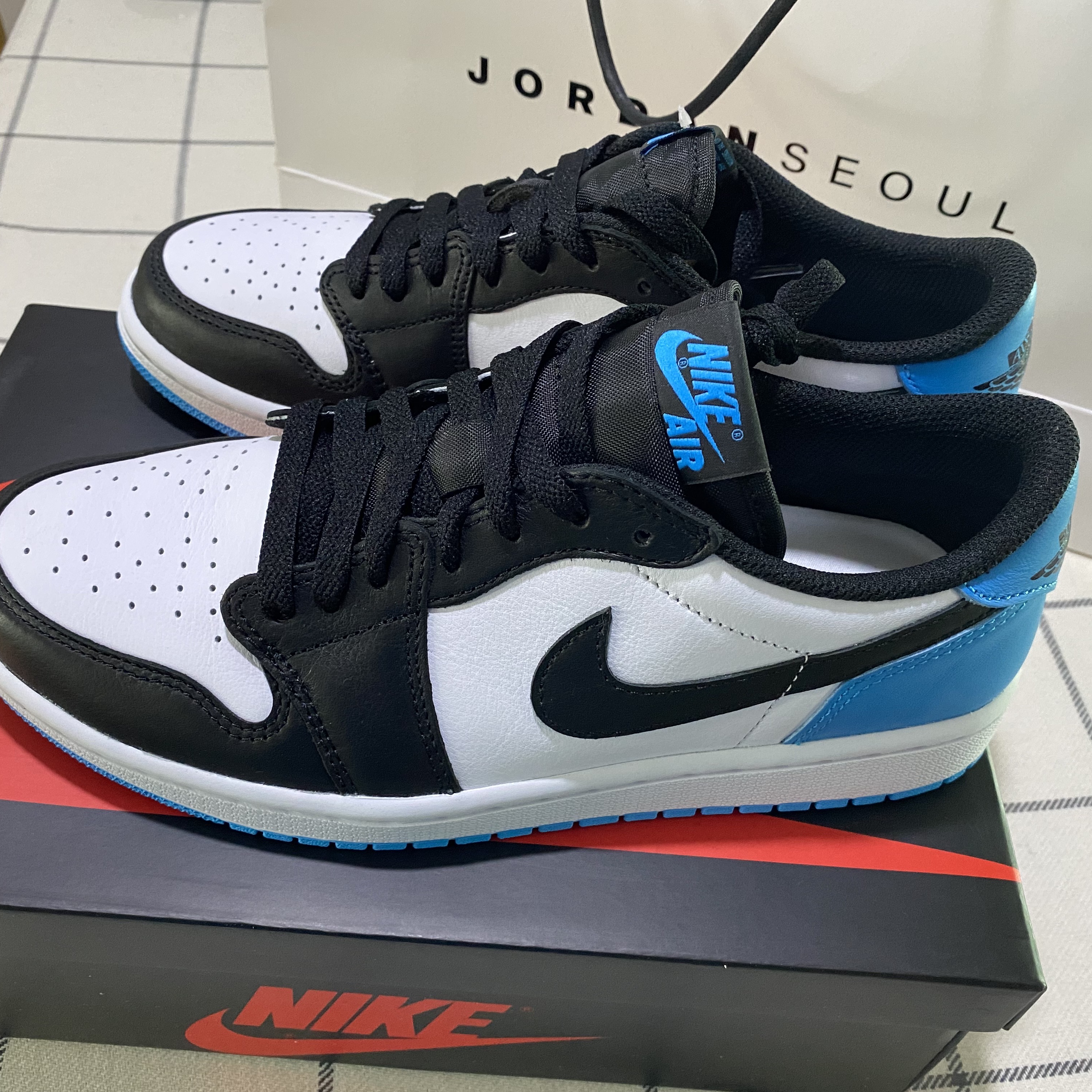 (W) Jordan 1 Retro Low OG Black and Dark Powder Blue 착용 스타일 - 2