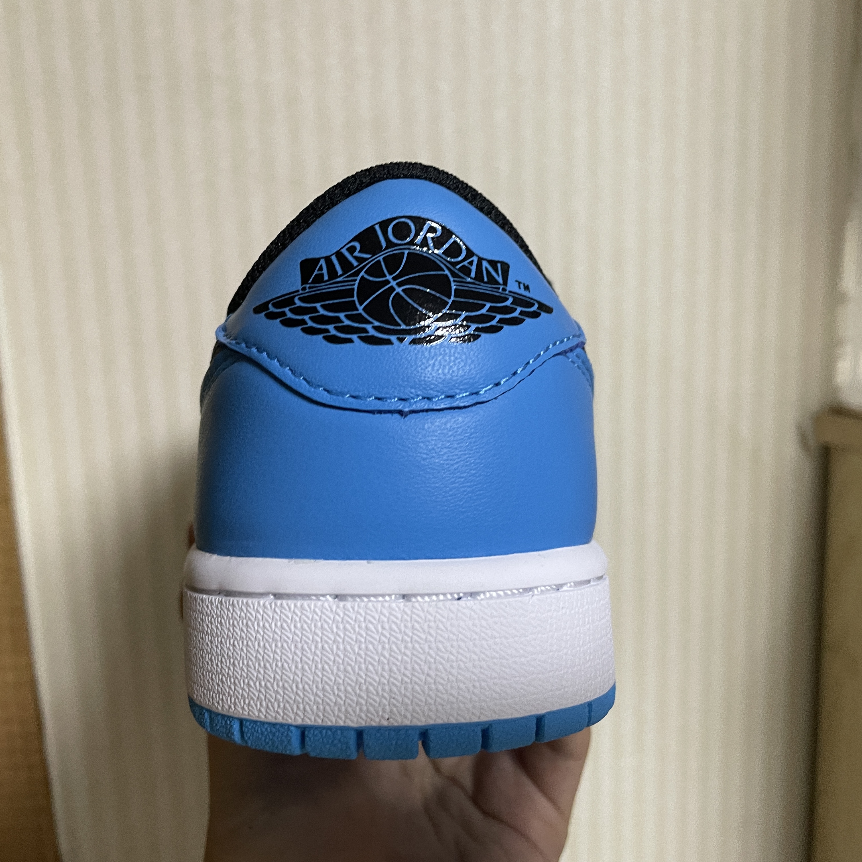Jordan 1 Retro Low OG Black and Dark Powder Blue 착용 스타일 - 2