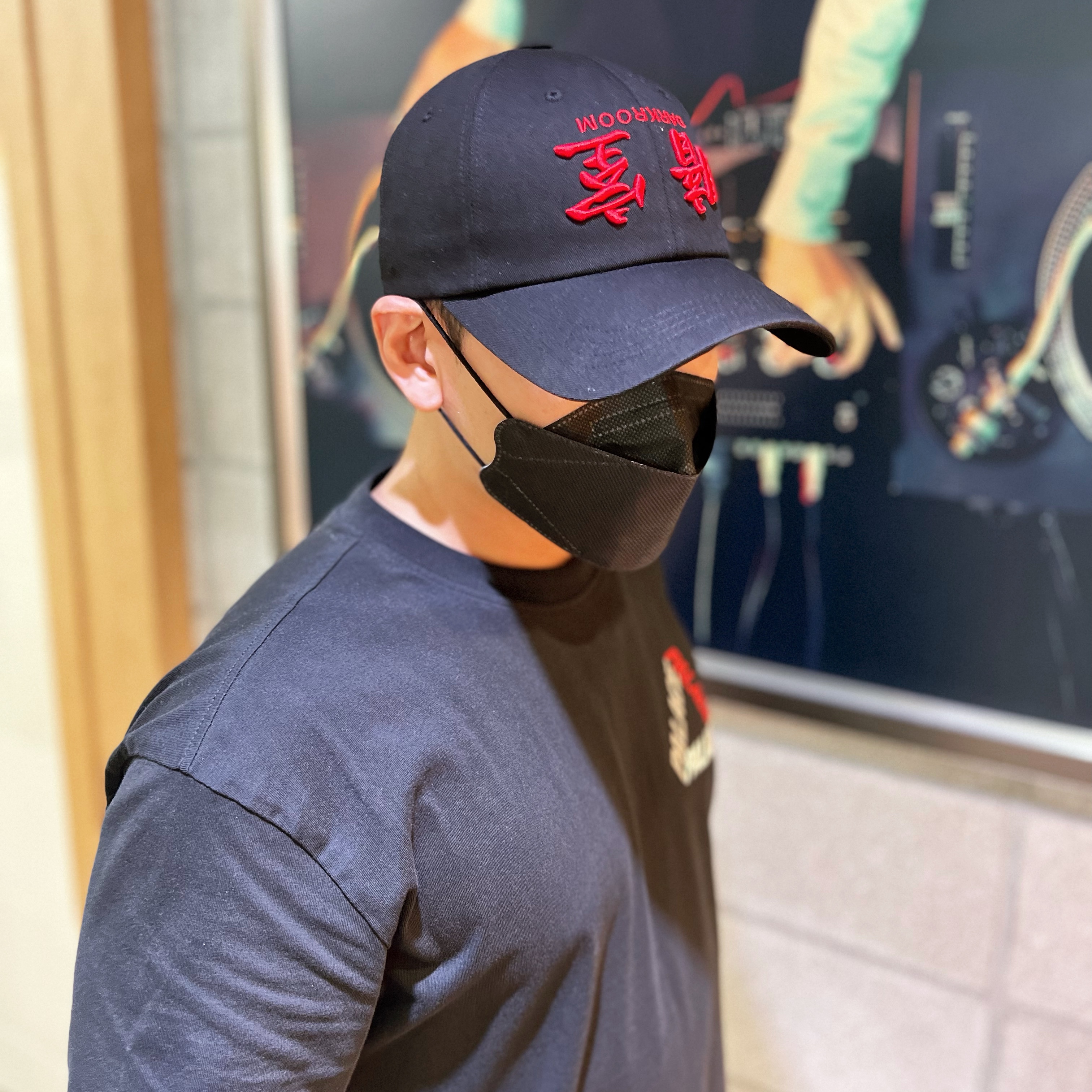 Darkr8m Studio Upside Down Red Logo Cap, Palace P-3-K-9 T-Shirt Black - 22SS 착용 스타일