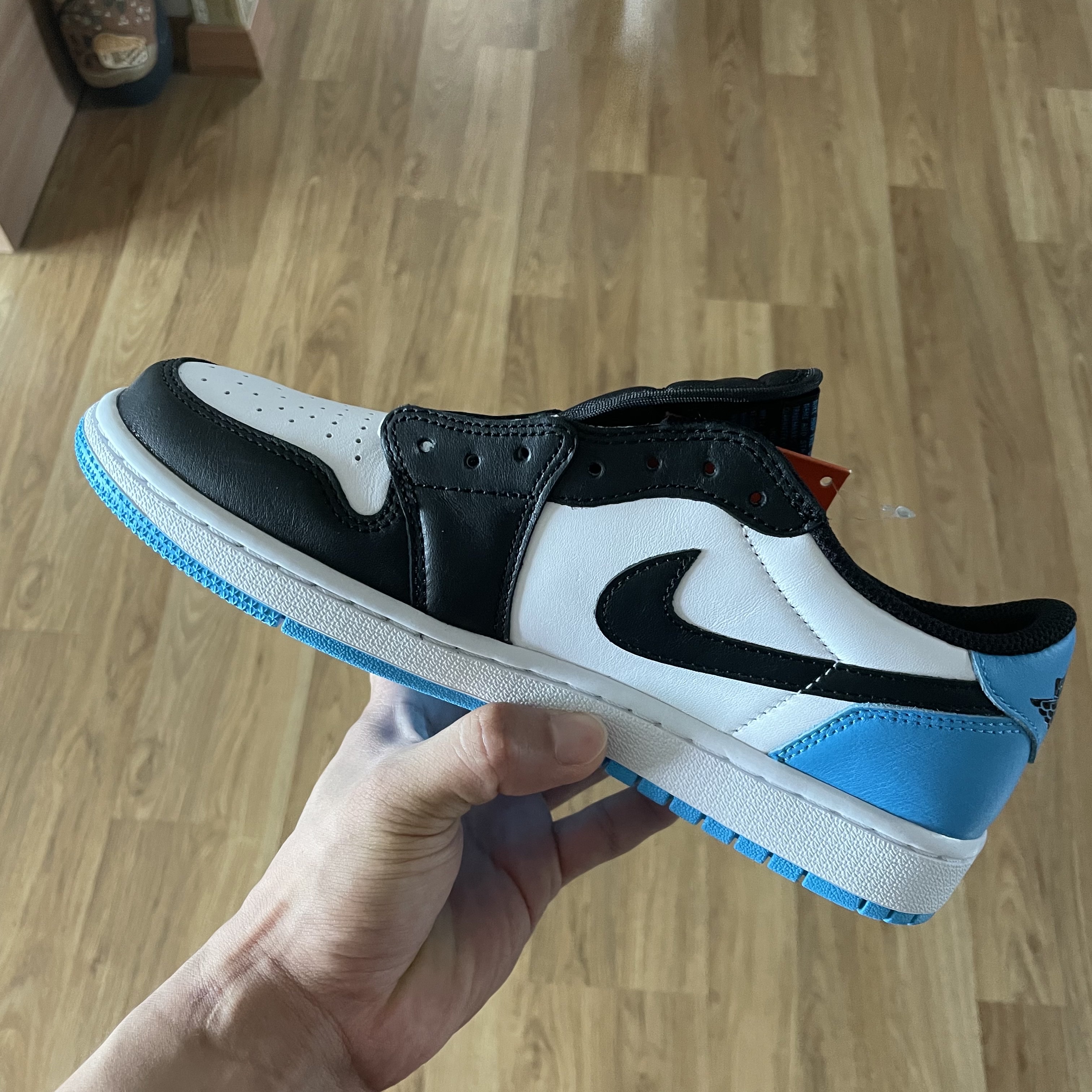 Jordan 1 Retro Low OG Black and Dark Powder Blue 착용 스타일 - 3