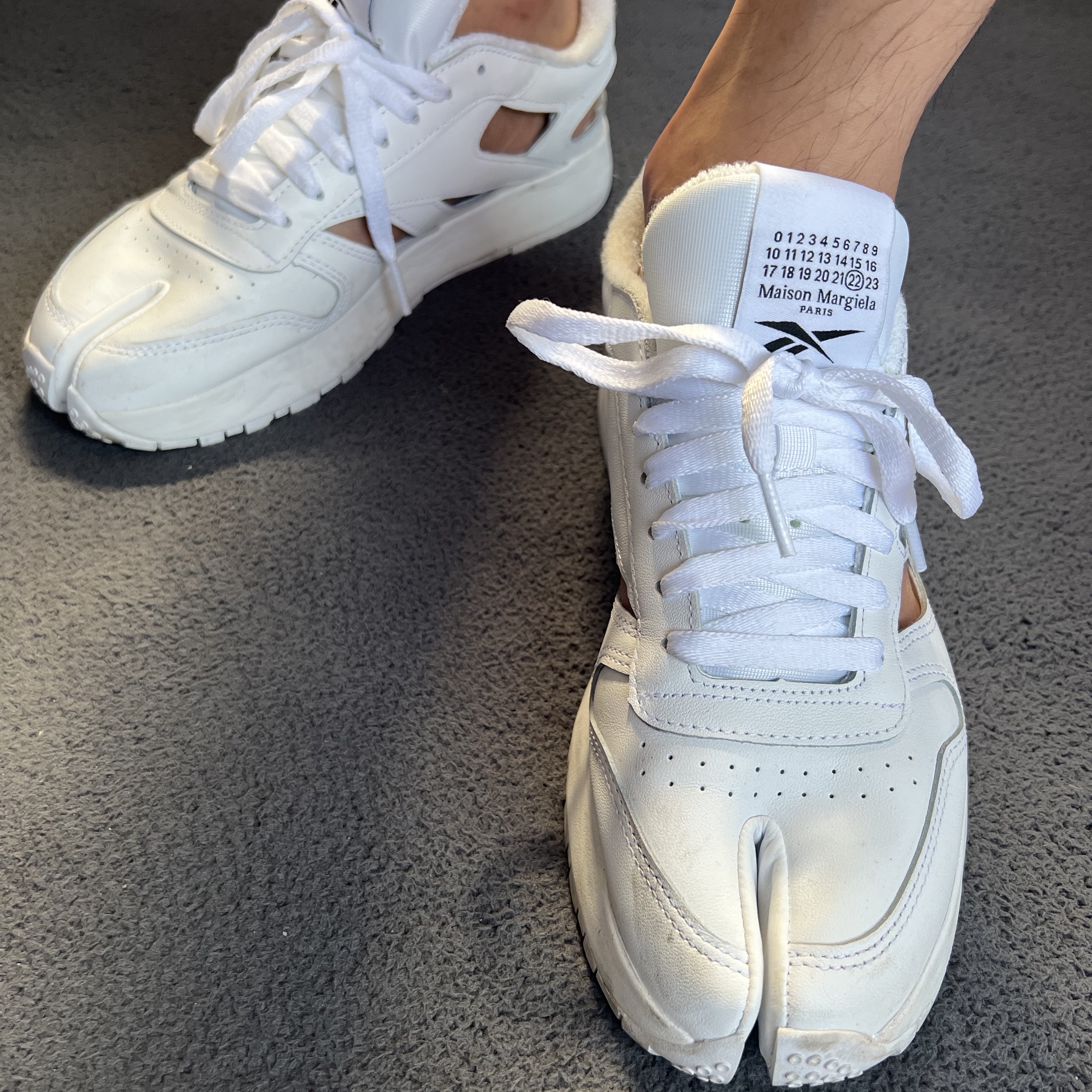 Reebok x Maison Margiela Classic Leather Decortique Tabi Shoes White 착용 스타일