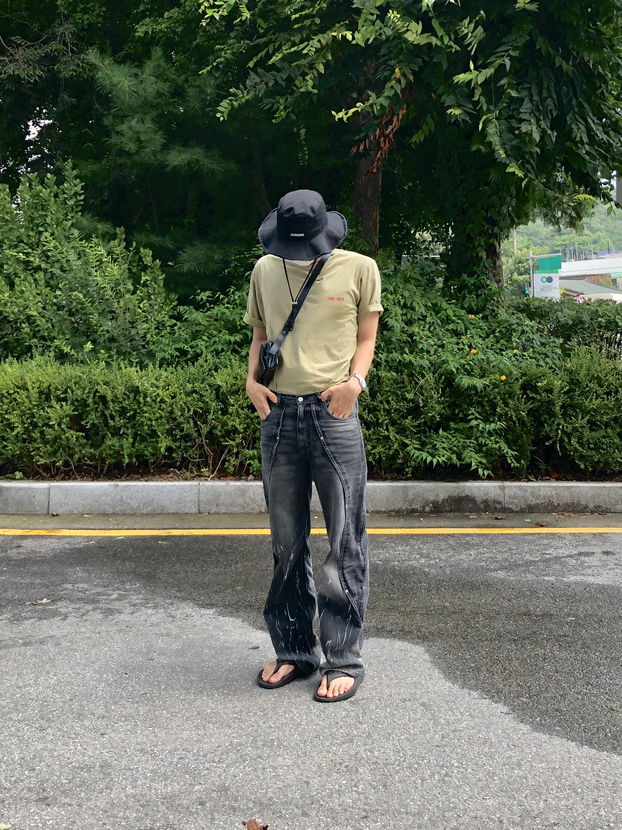 Oofos x Andersson Bell OOriginal Flip Flop Black, Jacquemus Le Bob Artichaut Bucket Hat Black 착용 스타일 - 1