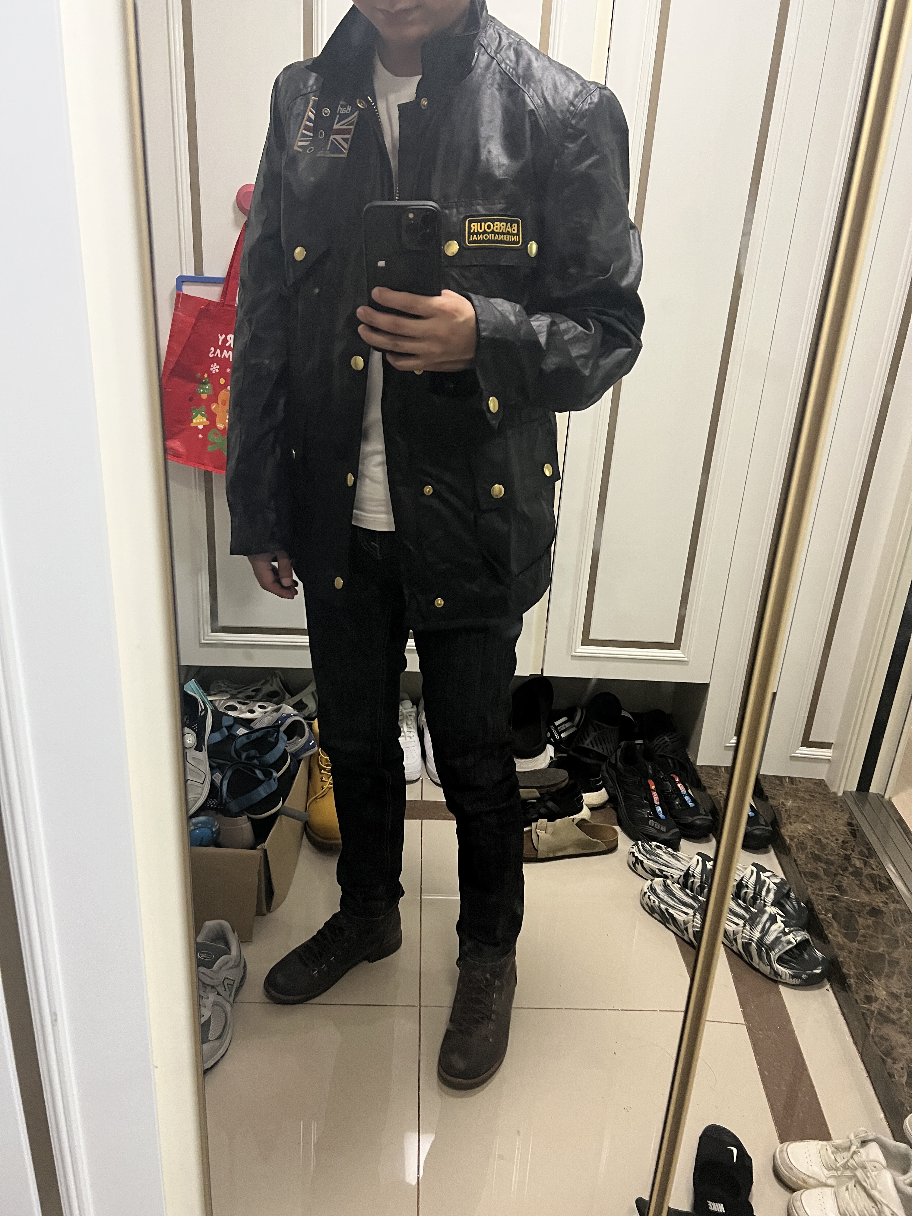 Barbour International Union Jack Wax Jacket Black 착용 스타일 - 2