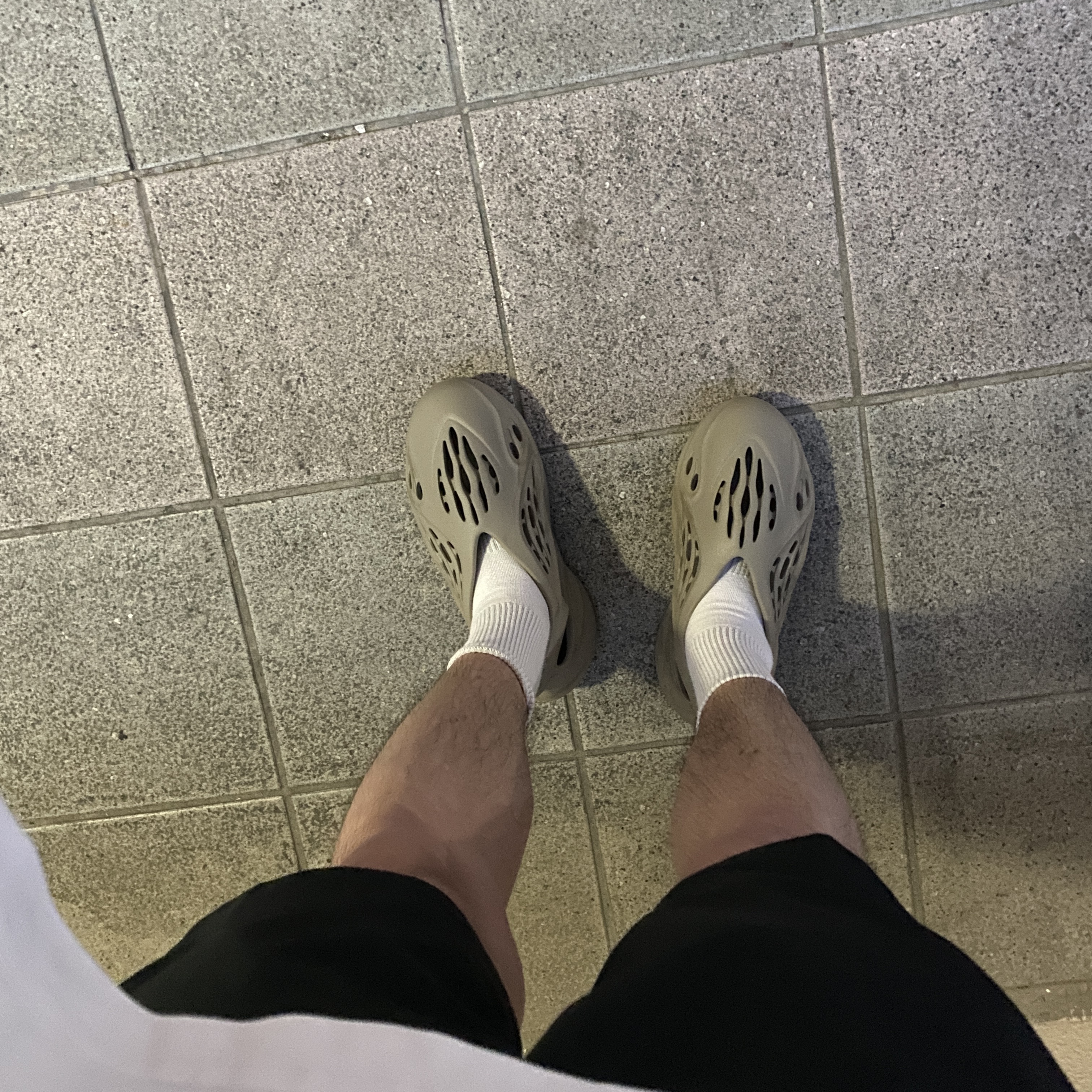 Adidas Yeezy Foam RNNR Stone Sage 착용 스타일