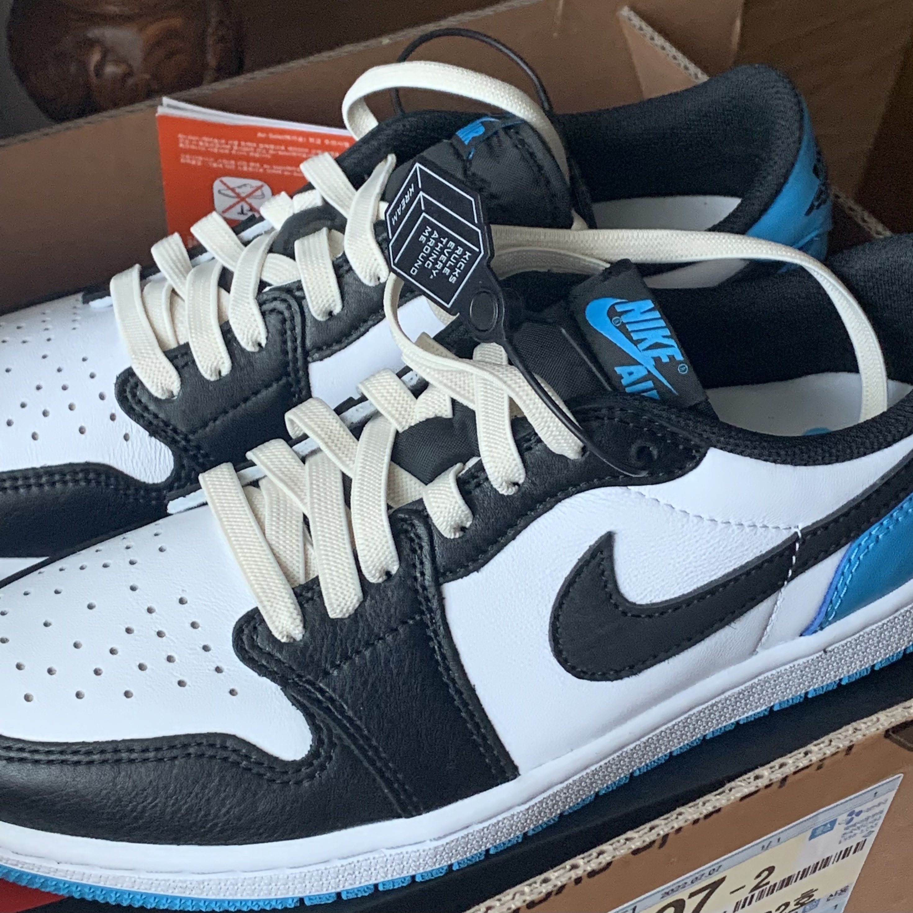 Jordan 1 Retro Low OG Black and Dark Powder Blue 착용 스타일