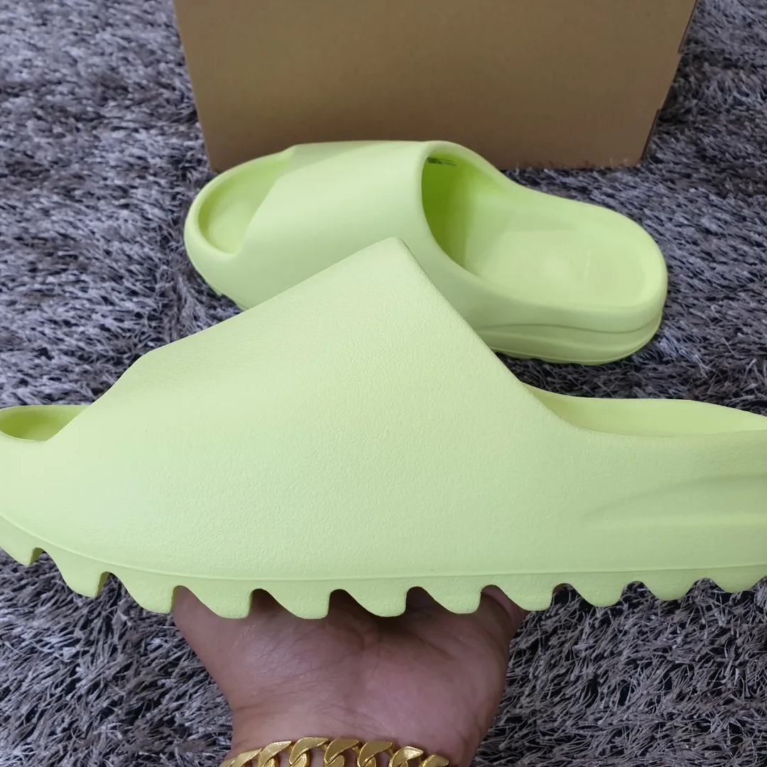 Adidas Yeezy Slide Glow Green 2022/2023 착용 스타일 - 1