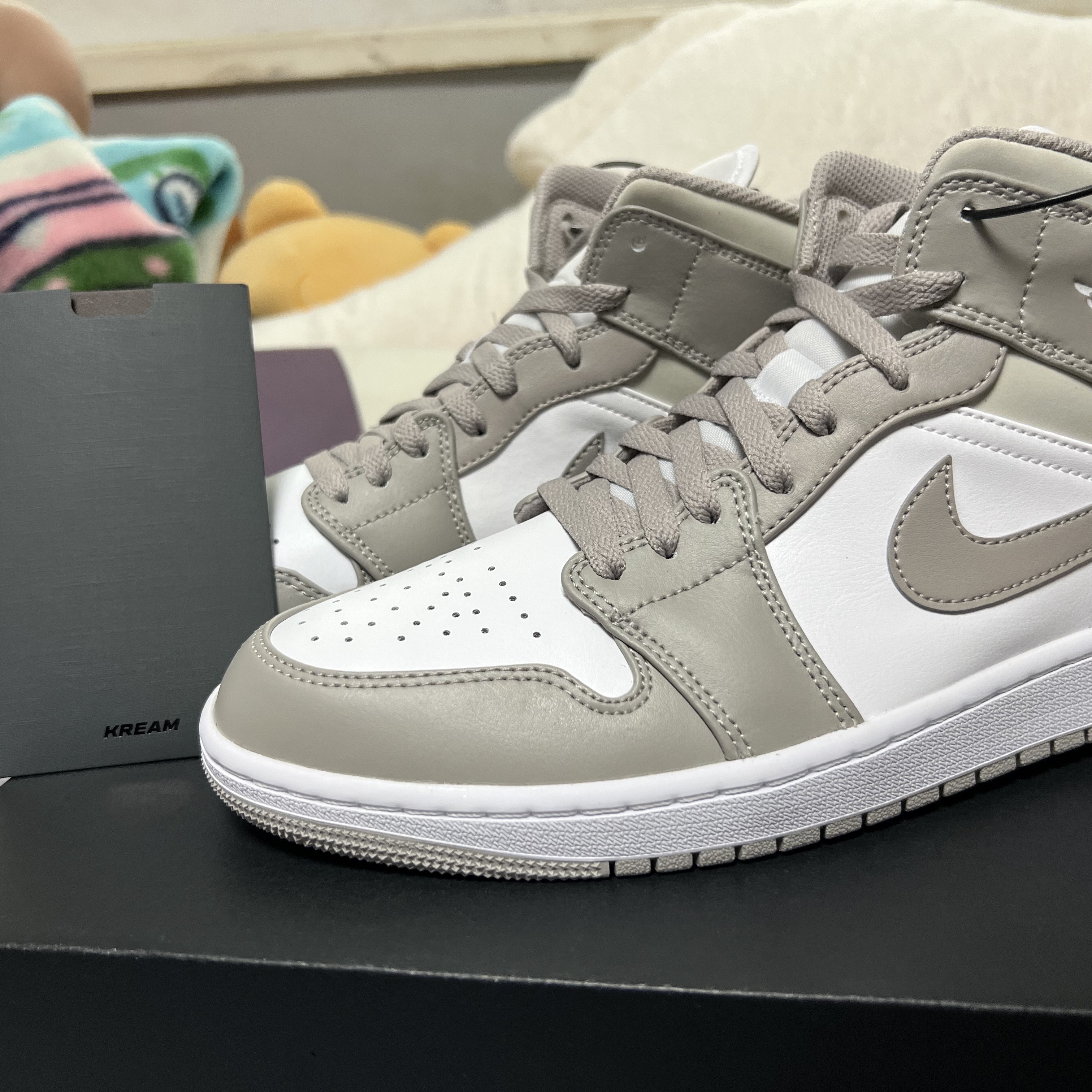 Jordan 1 Mid College Grey 착용 스타일 - 1