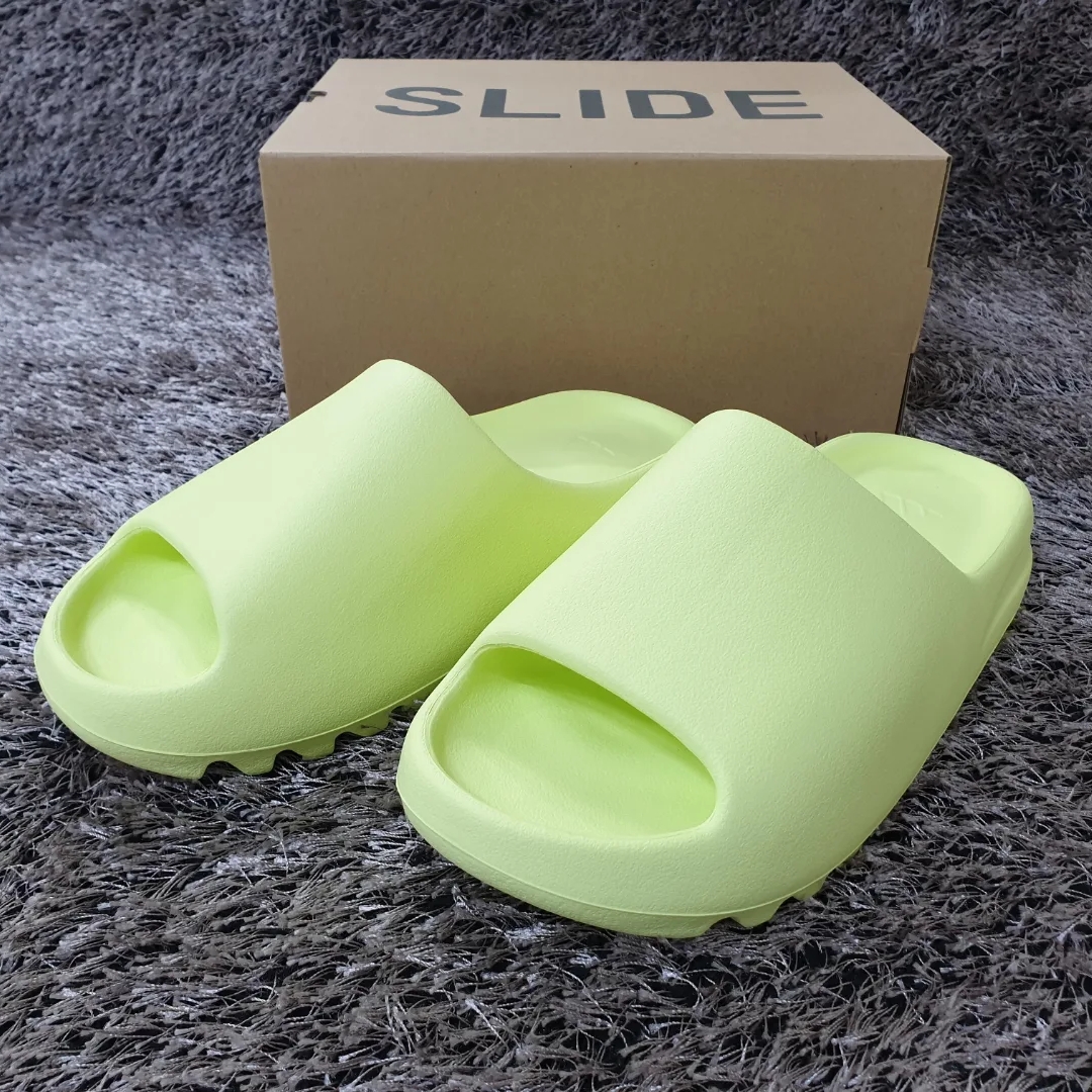 Adidas Yeezy Slide Glow Green 2022/2023 착용 스타일 - 5