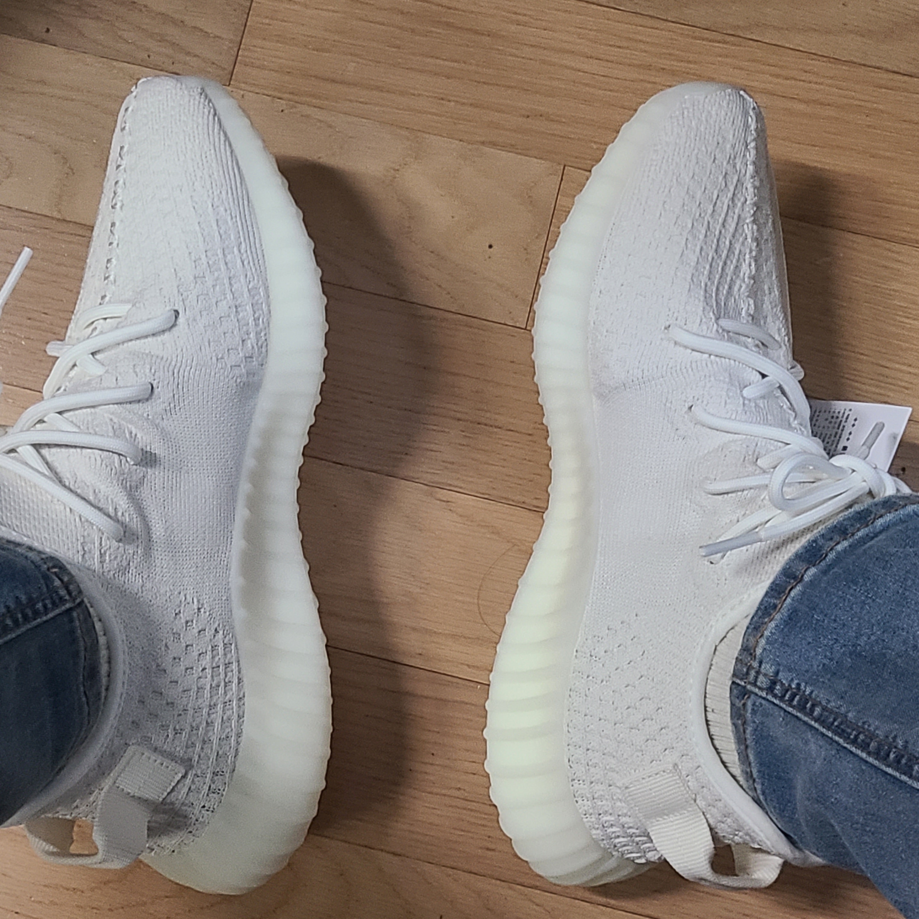 Adidas Yeezy Boost 350 V2 Bone 착용 스타일 - 3