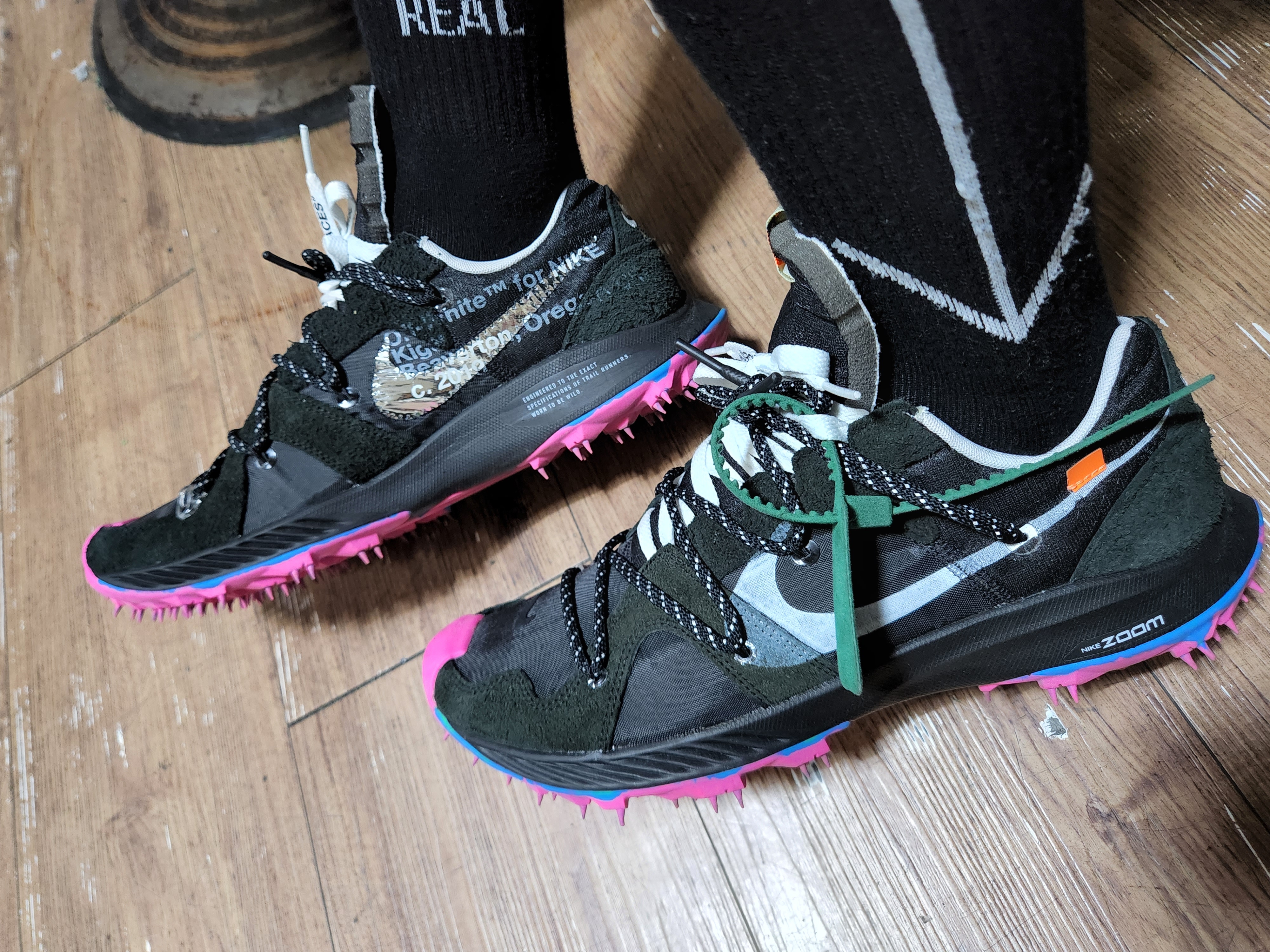 (W) Nike x Off-White Zoom Terra Kiger 5 Black 착용 스타일 - 3