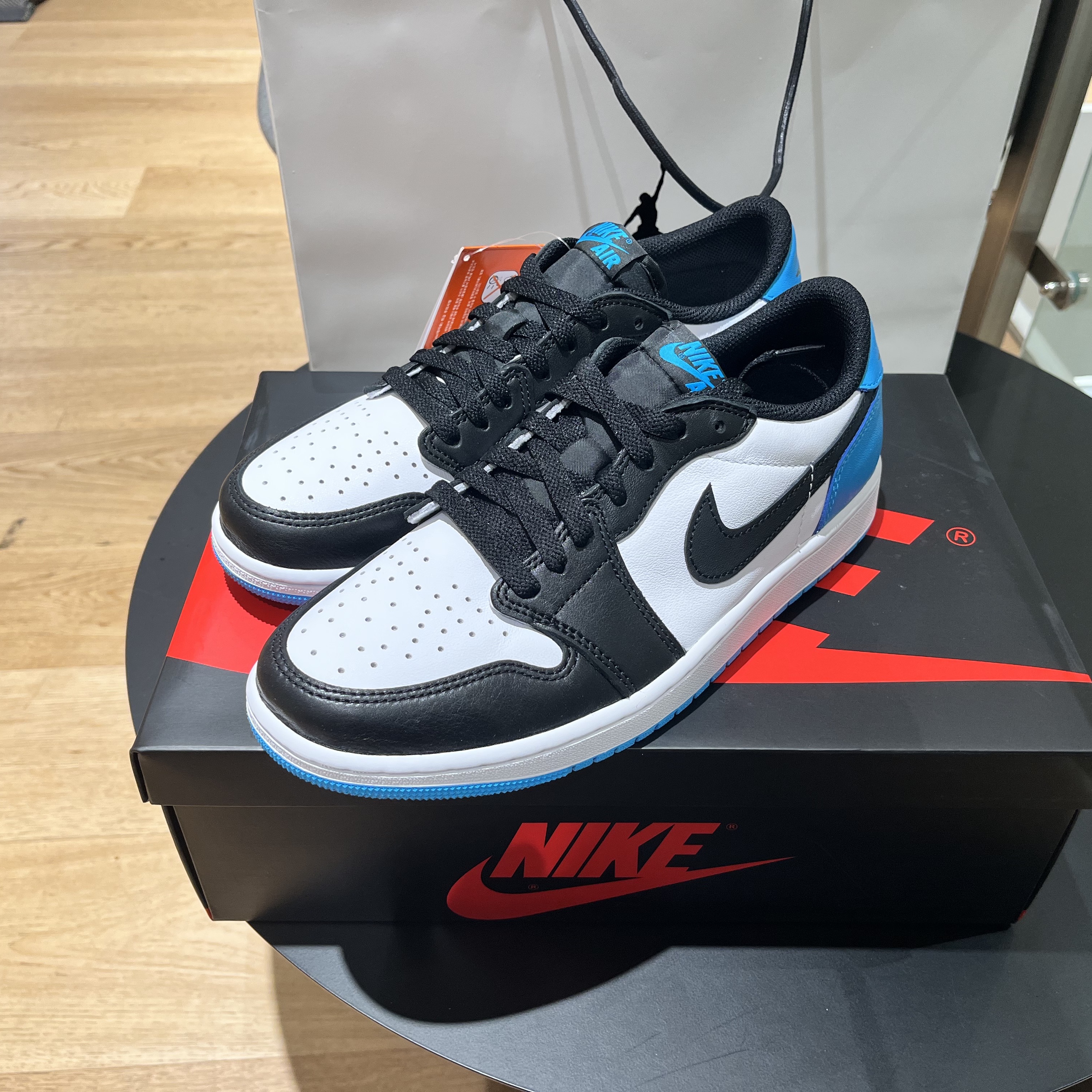 Jordan 1 Retro Low OG Black and Dark Powder Blue 착용 스타일 - 2