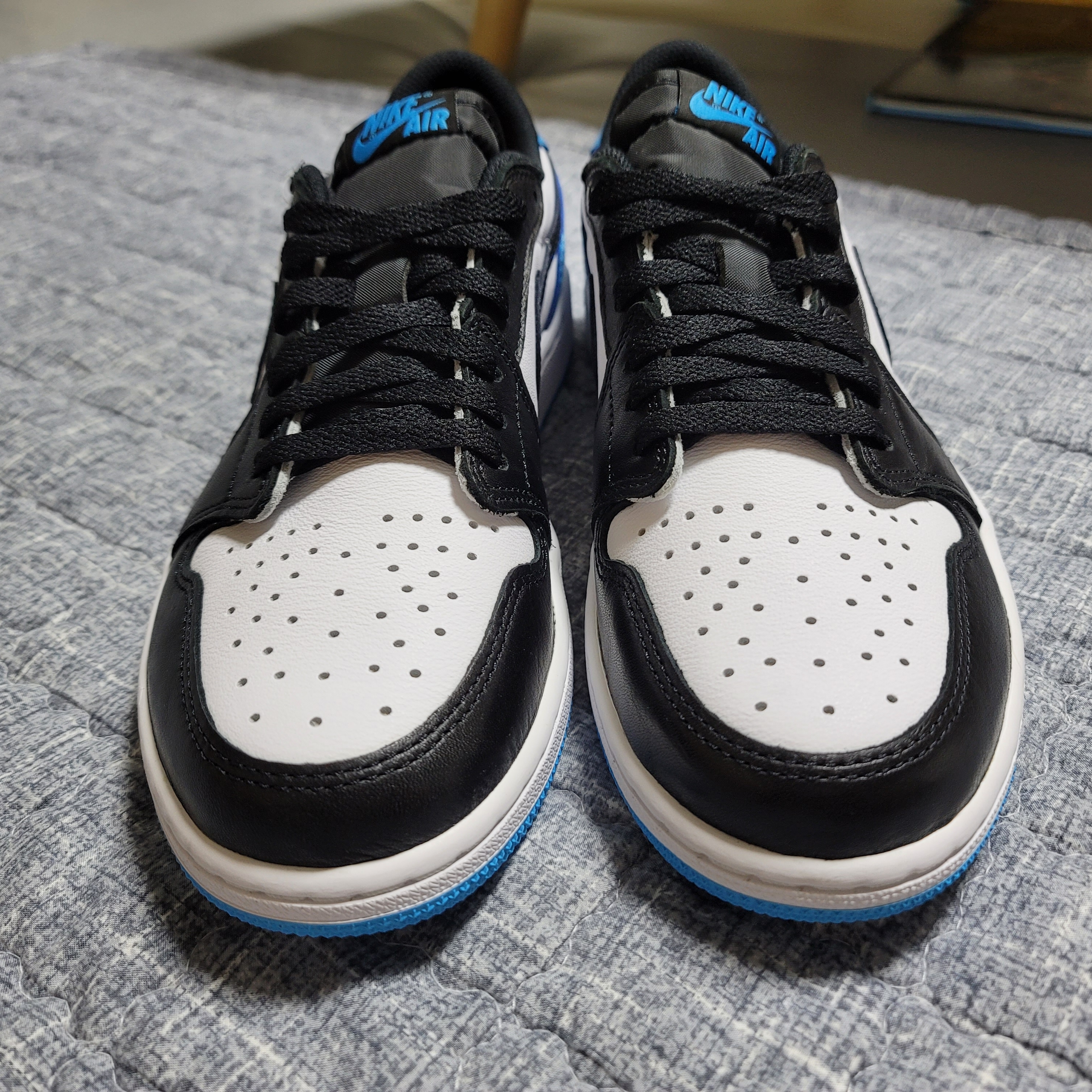 Jordan 1 Retro Low OG Black and Dark Powder Blue 착용 스타일