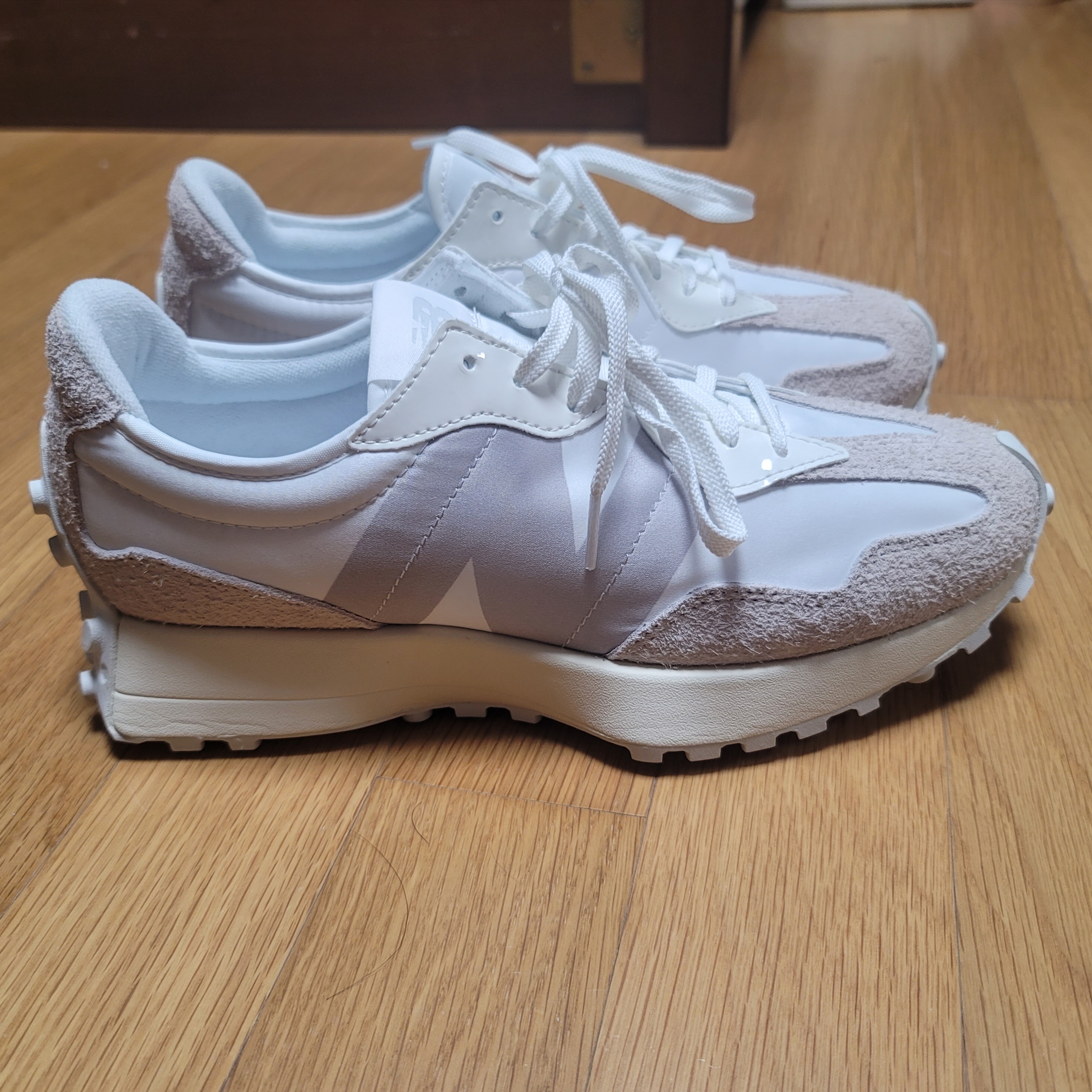 (W) New Balance 327 White Moonbeam 착용 스타일 - 1