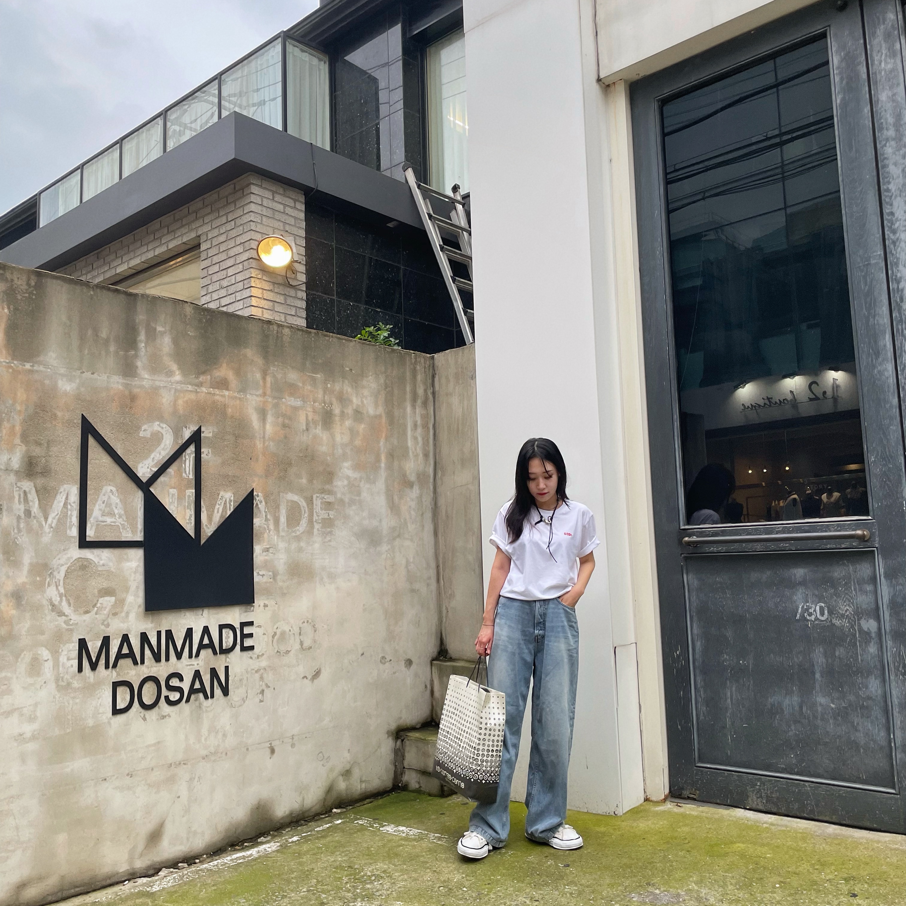 Maison Mihara Yasuhiro Peterson OG Sole Canvas Low Sneakers White, Our Legacy Ladon Leather Keychain Black 착용 스타일 - 1
