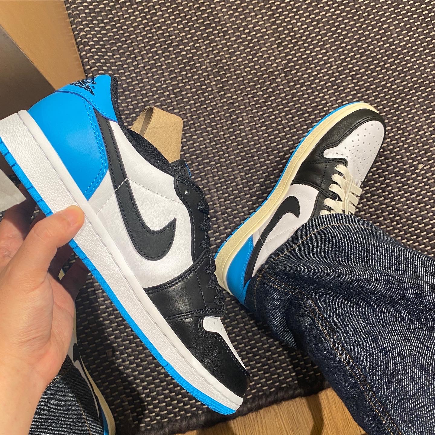 Jordan 1 Retro Low OG Black and Dark Powder Blue 착용 스타일 - 1