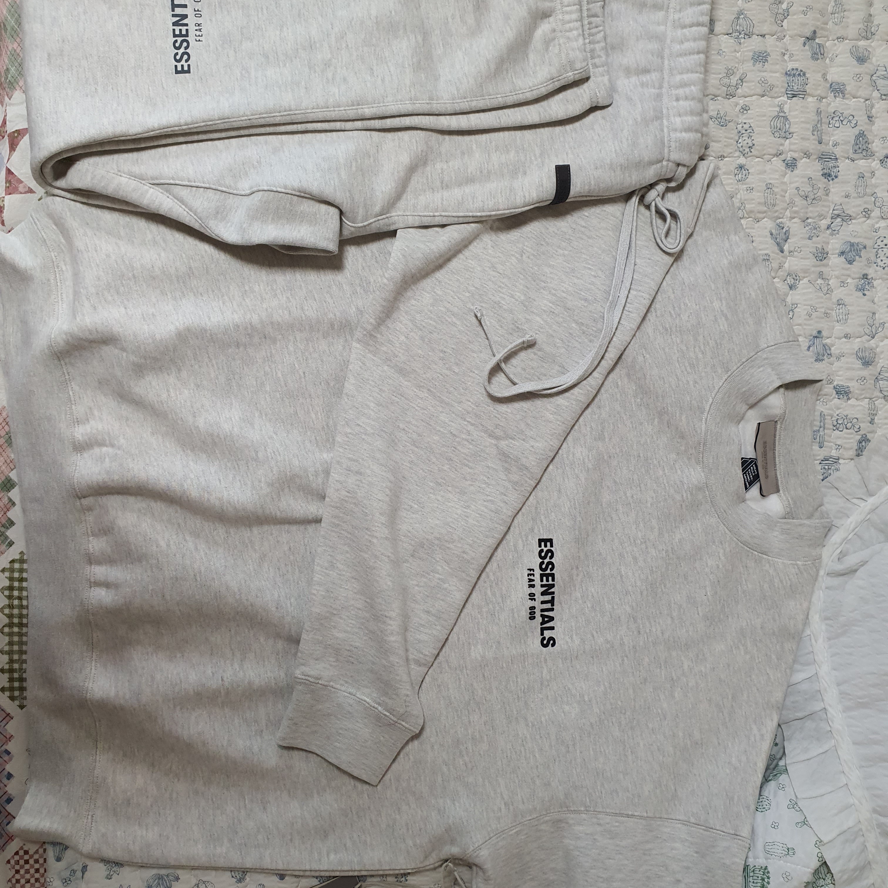 Essentials The Core Collection Crewneck Sweatshirt Light Oatmeal, Essentials Sweatpants Oatmeal - 21SS 착용 스타일 - 1
