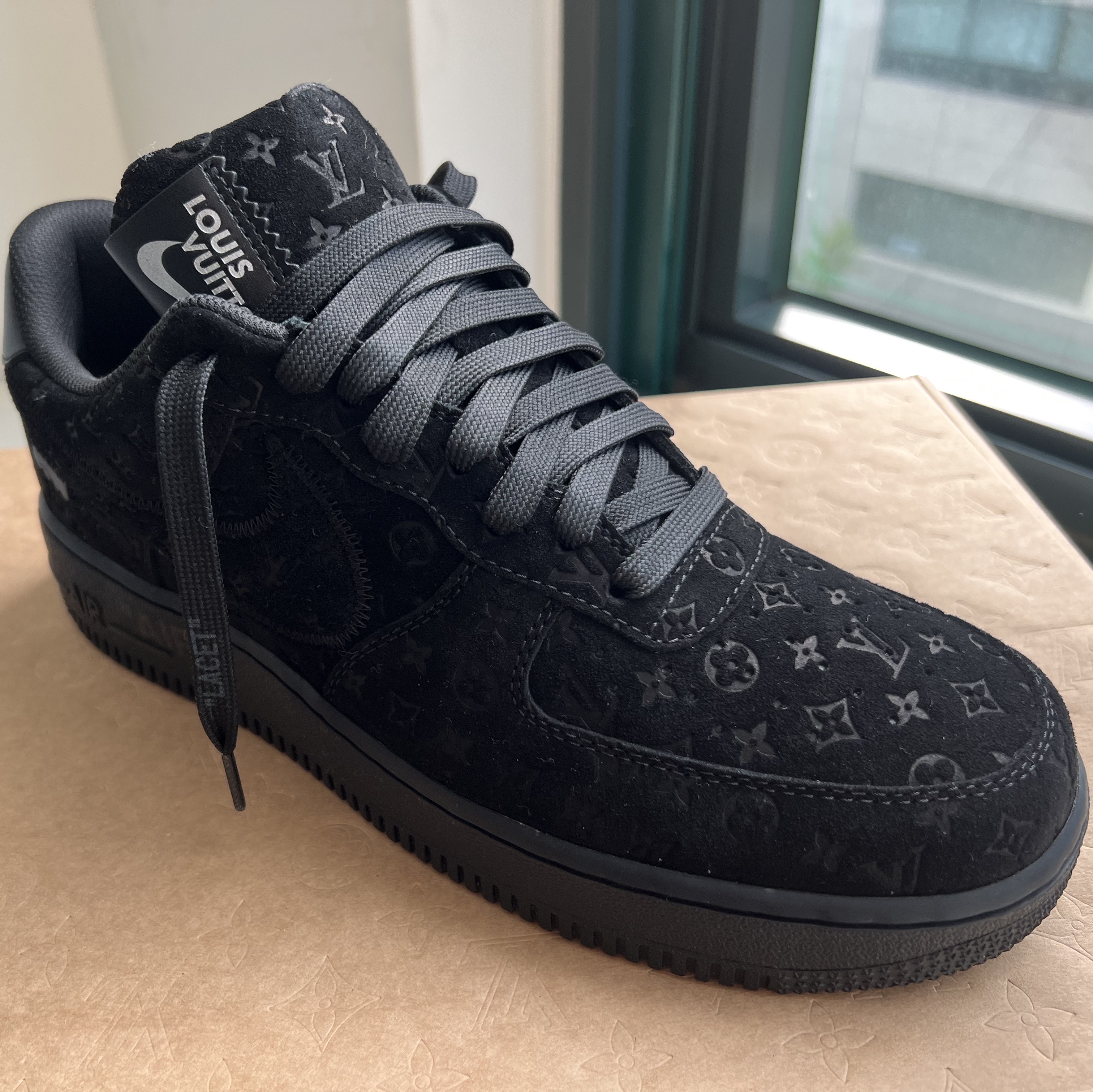 Louis Vuitton x Nike Air Force 1 Low by Virgil Abloh Black 착용 스타일