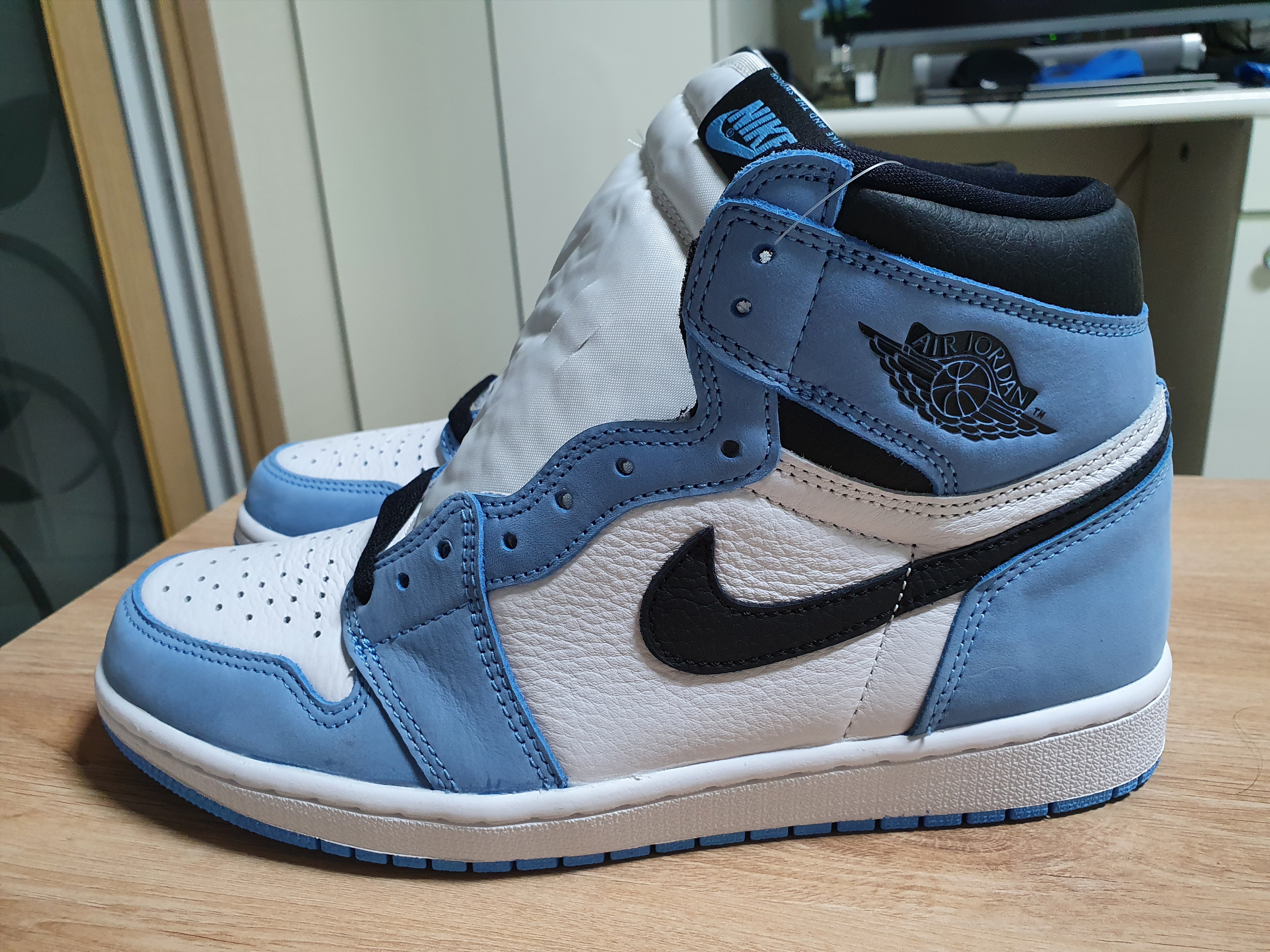 Jordan 1 Retro High OG University Blue 착용 스타일 - 4