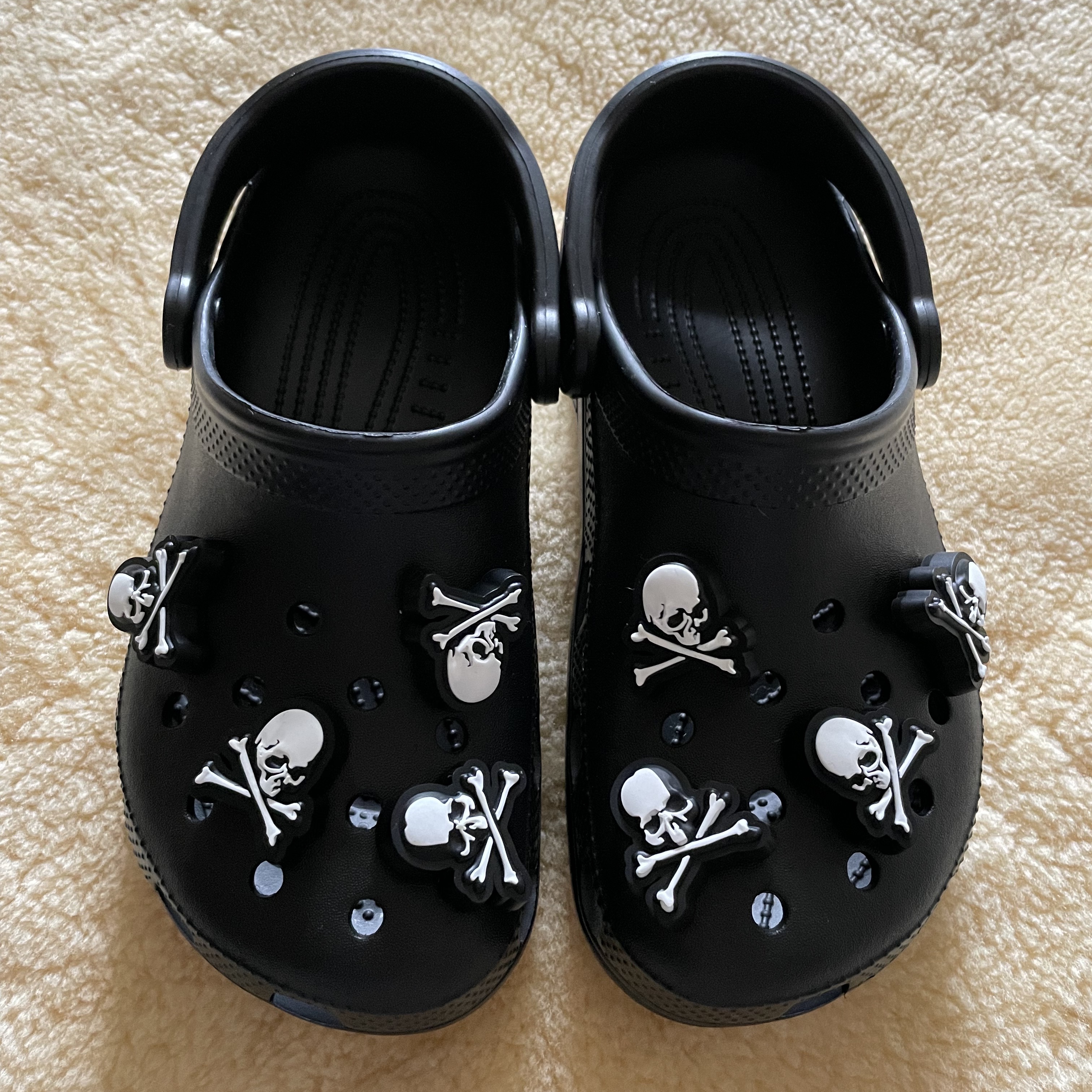 Crocs x Mastermind Classic Clog Black 착용 스타일