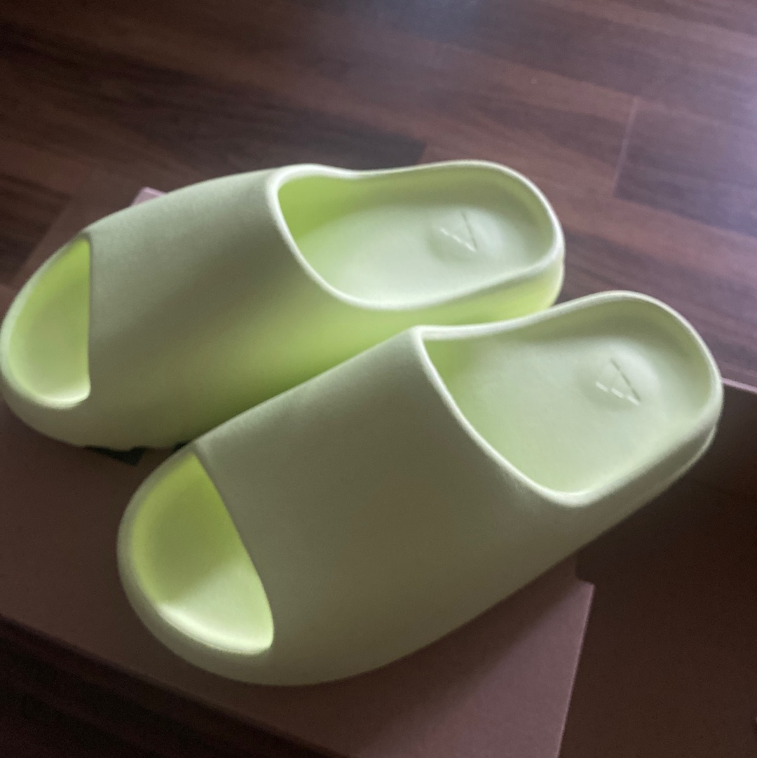 Adidas Yeezy Slide Glow Green 2022/2023 착용 스타일 - 2
