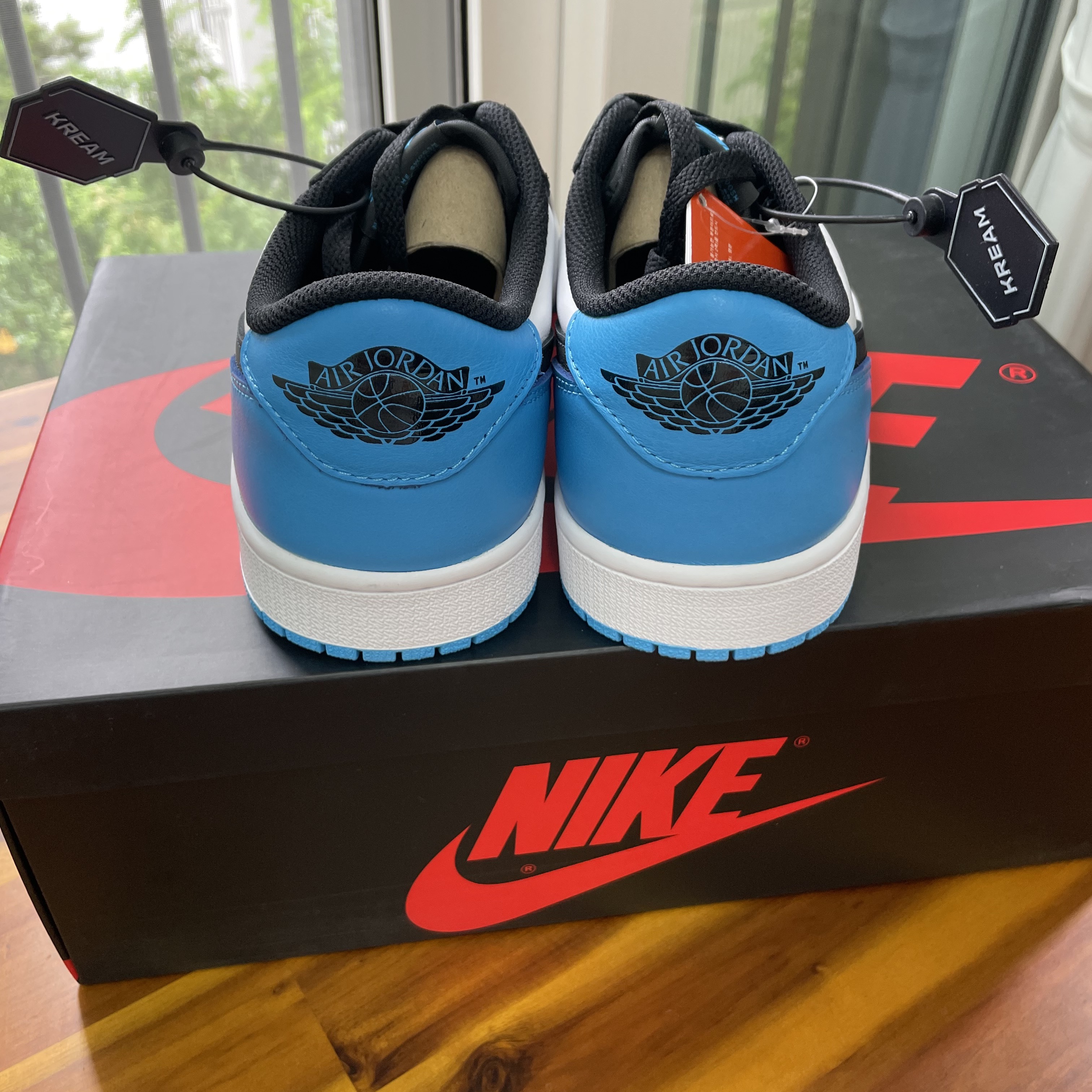 Jordan 1 Retro Low OG Black and Dark Powder Blue 착용 스타일 - 3