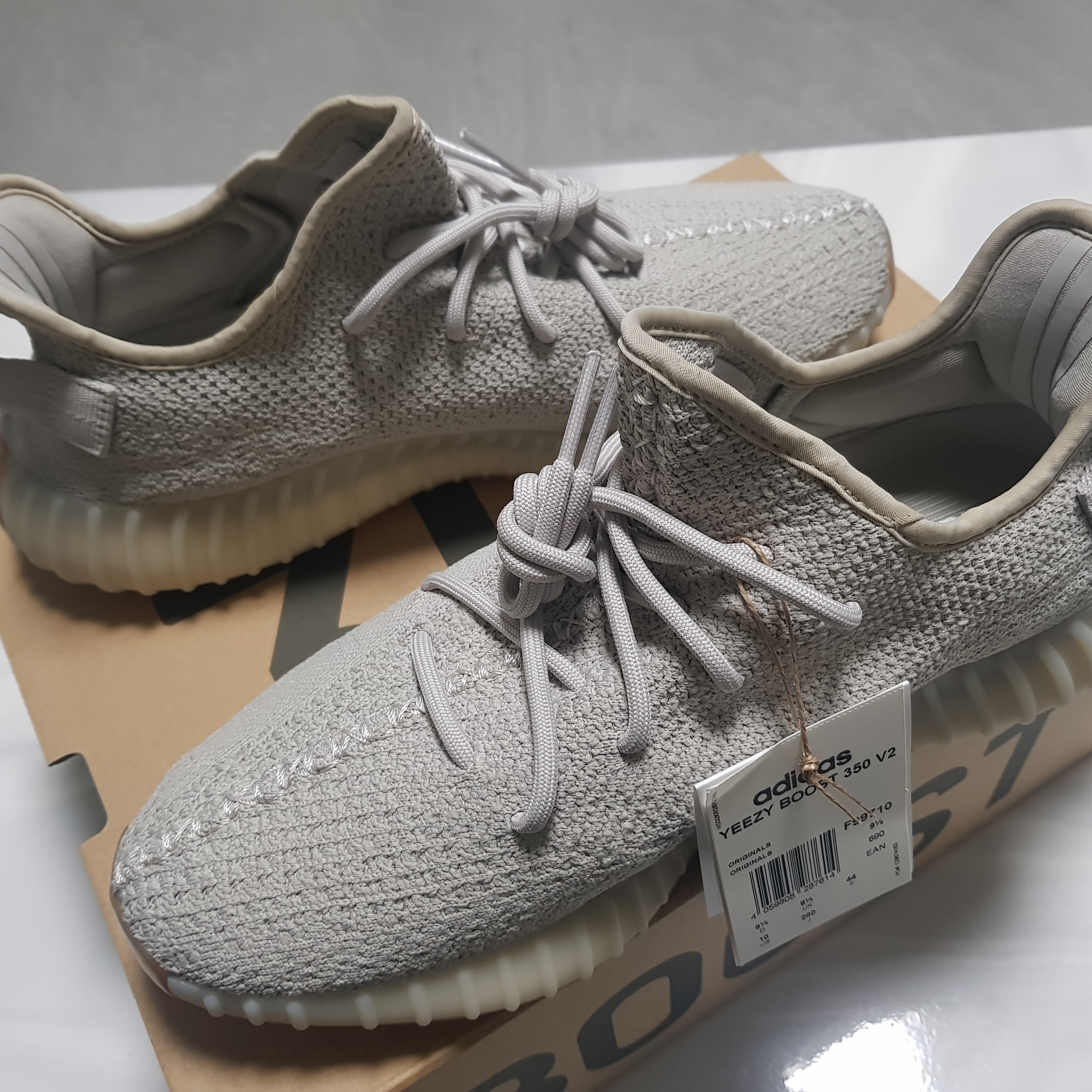 Adidas Yeezy Boost 350 V2 Sesame 2022 착용 스타일 - 1