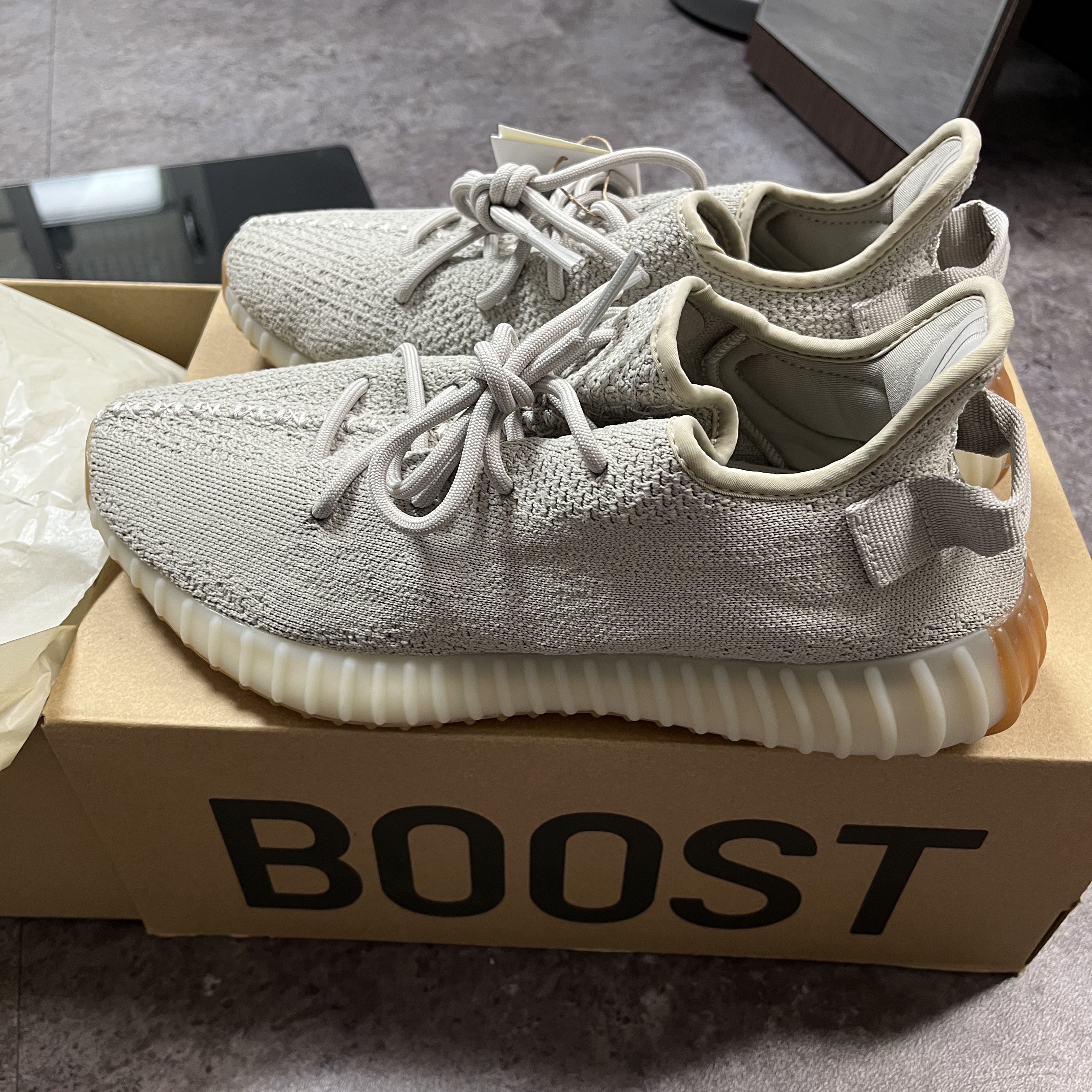 Adidas Yeezy Boost 350 V2 Sesame 2022 착용 스타일