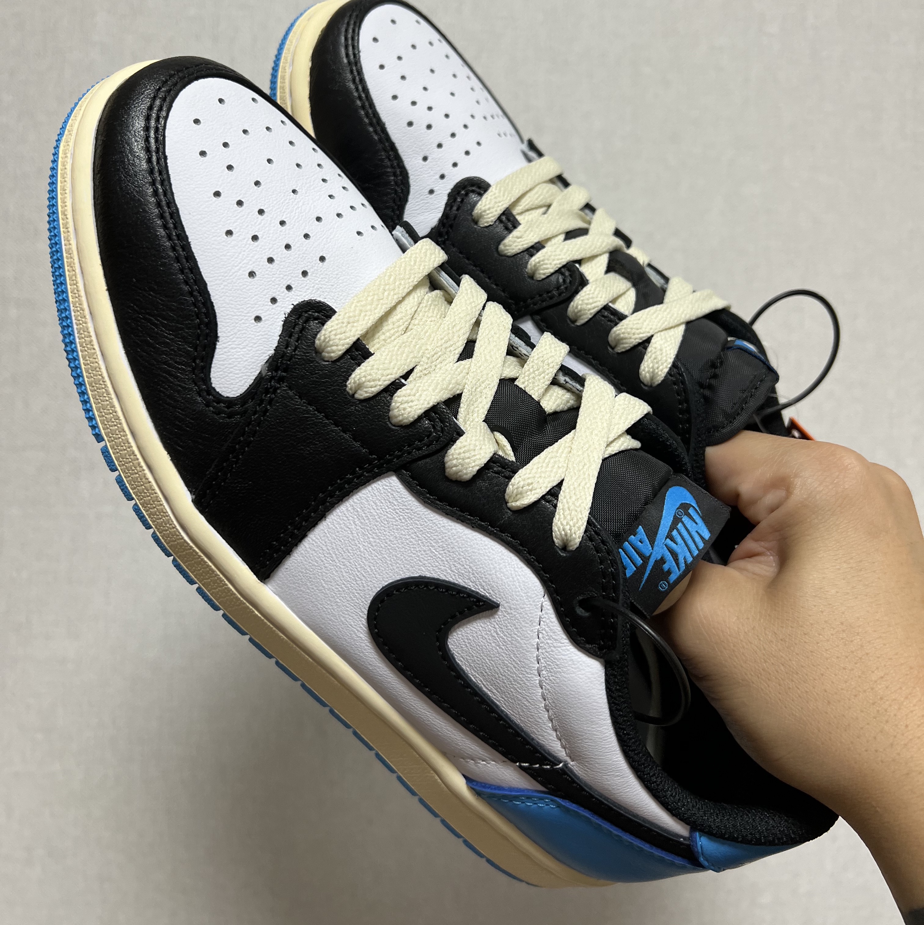 Jordan 1 Retro Low OG Black and Dark Powder Blue 착용 스타일