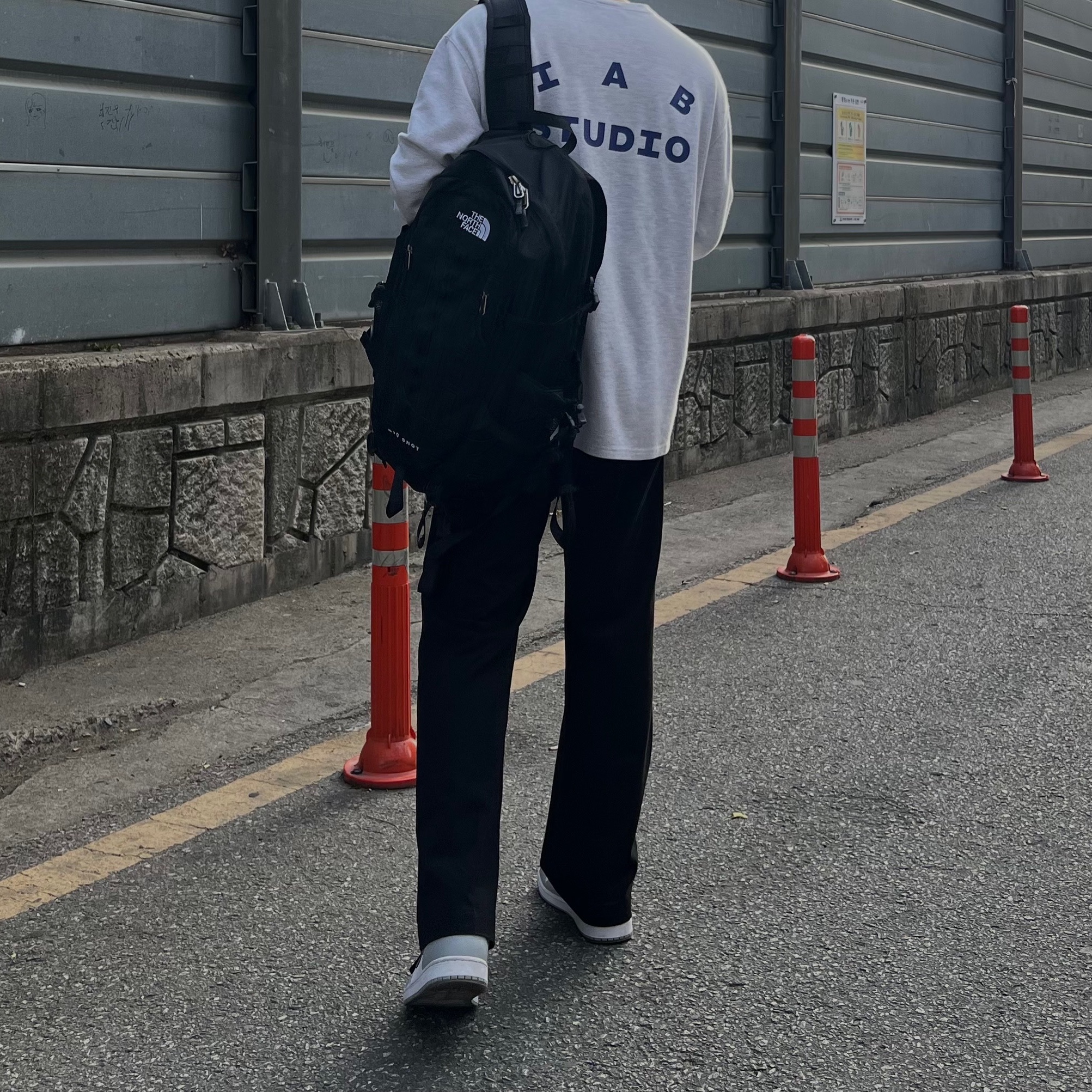IAB Studio Long Sleeve Light Gray, Jordan 1 Mid Light Smoke Grey 착용 스타일