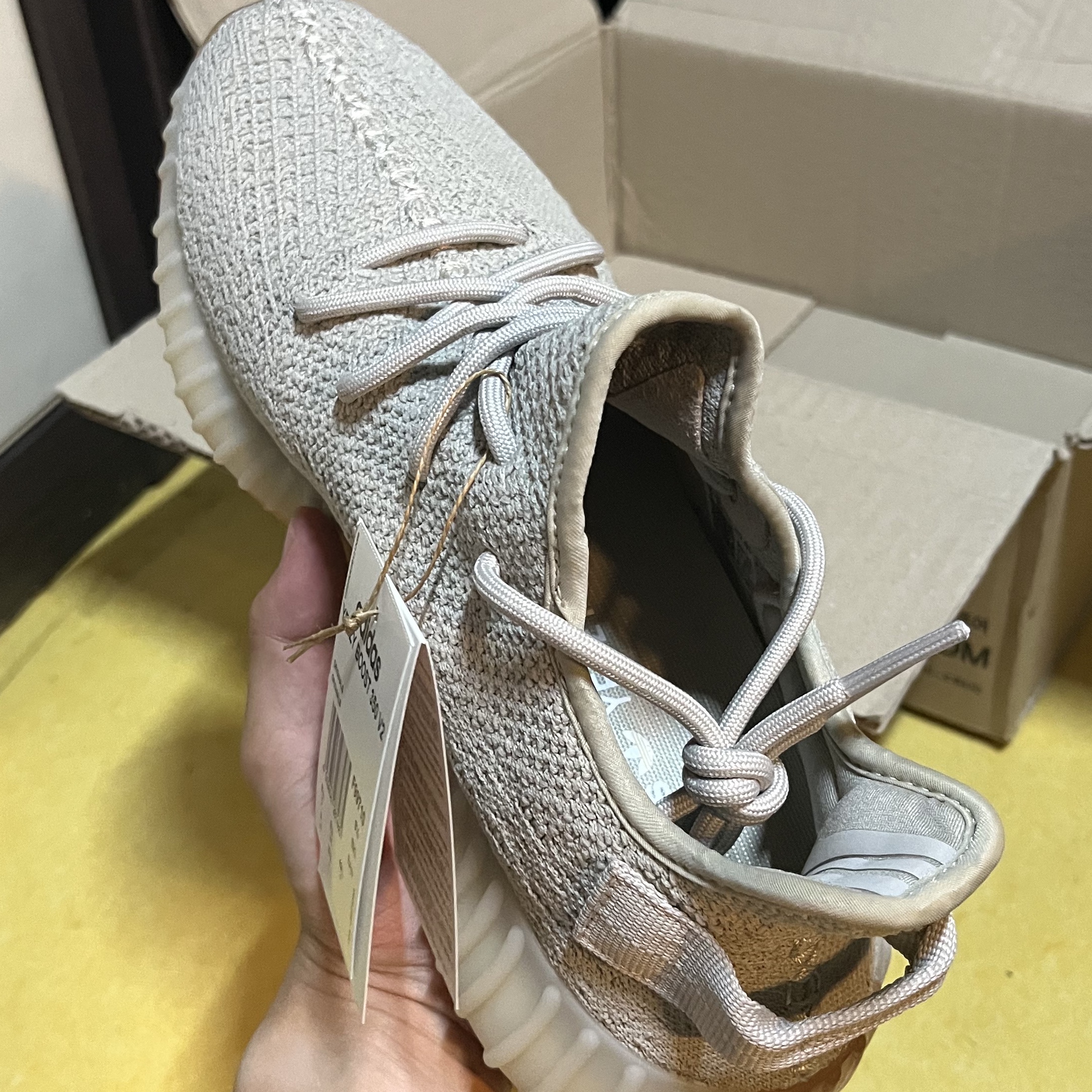 Adidas Yeezy Boost 350 V2 Sesame 2022 착용 스타일