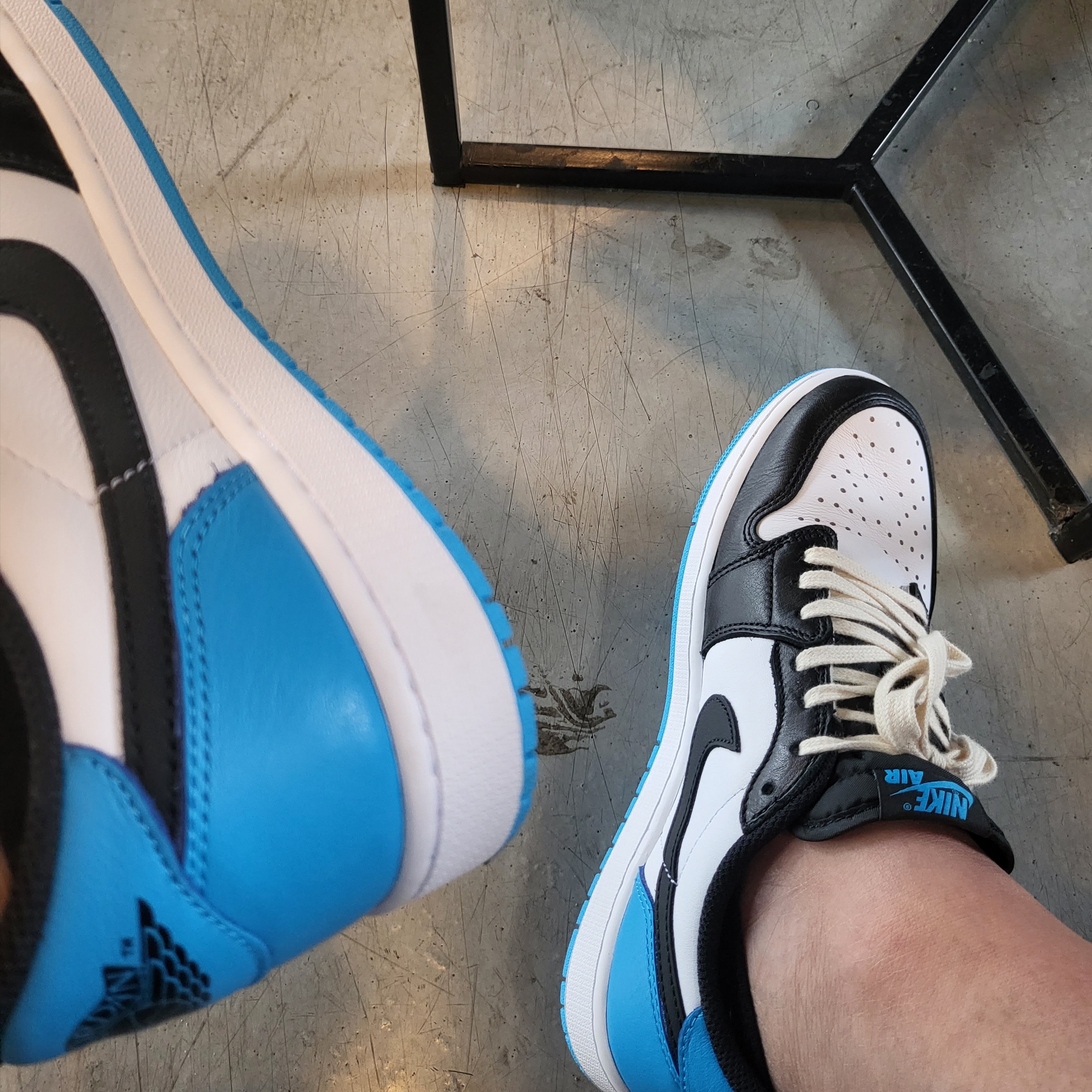 Jordan 1 Retro Low OG Black and Dark Powder Blue 착용 스타일