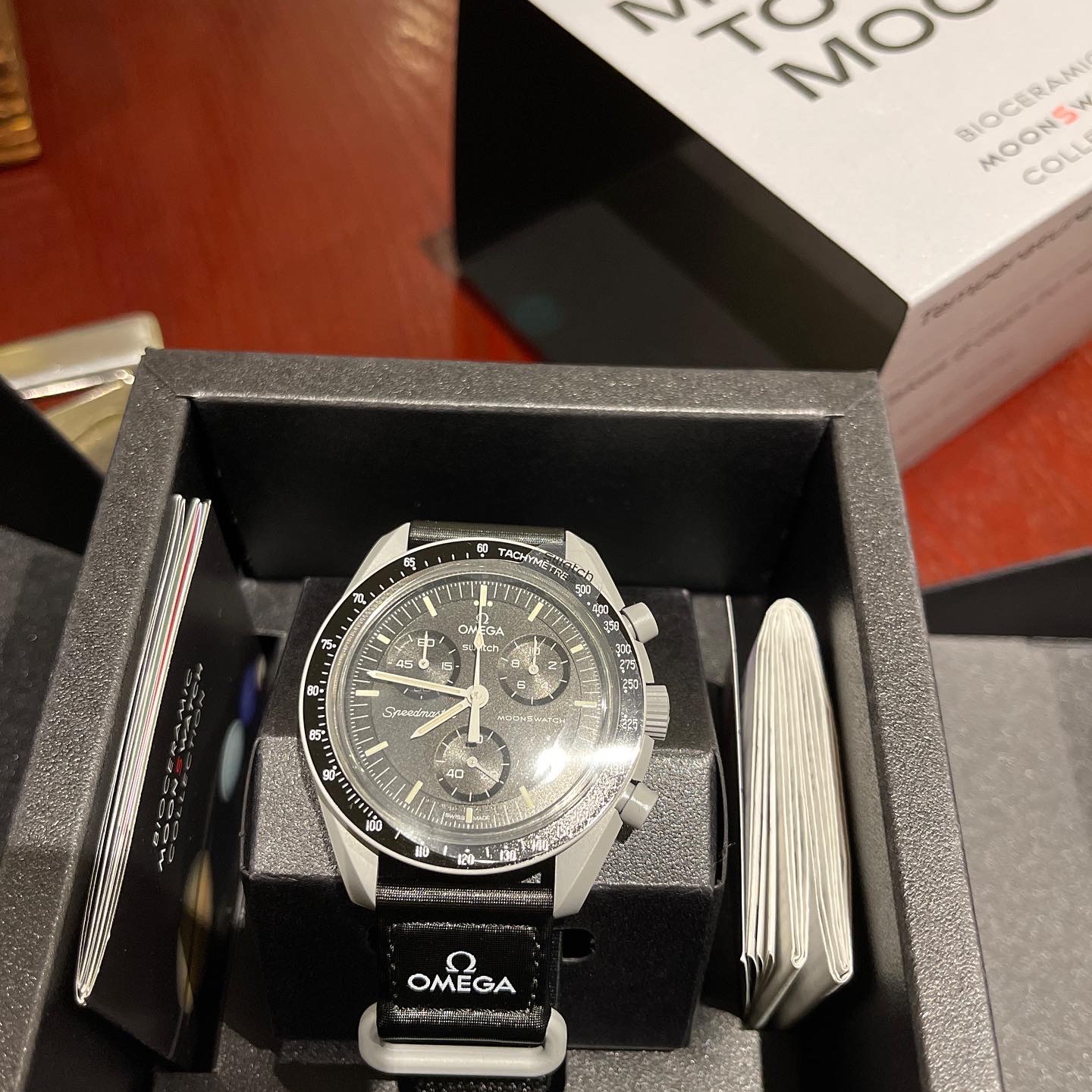 Swatch x Omega Bioceramic MoonSwatch Mission To The Moon 착용 스타일 - 1