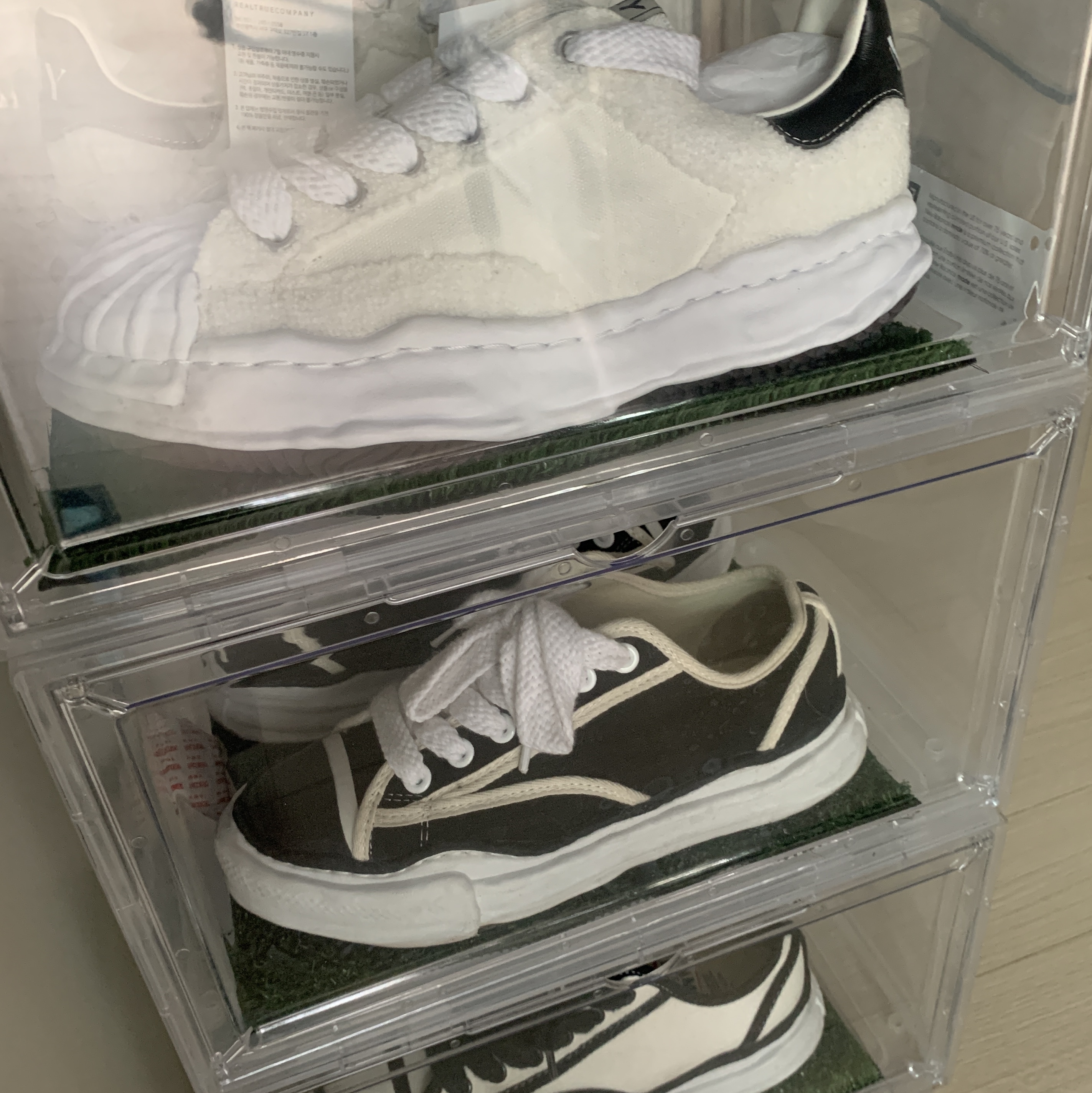 Maison Mihara Yasuhiro Blakey OG STC Sole Chenile Embroidery Low-top Sneakers White, Maison Mihara Yasuhiro Peterson OG Sole Trick Detail Low Cut Sneakers White 착용 스타일