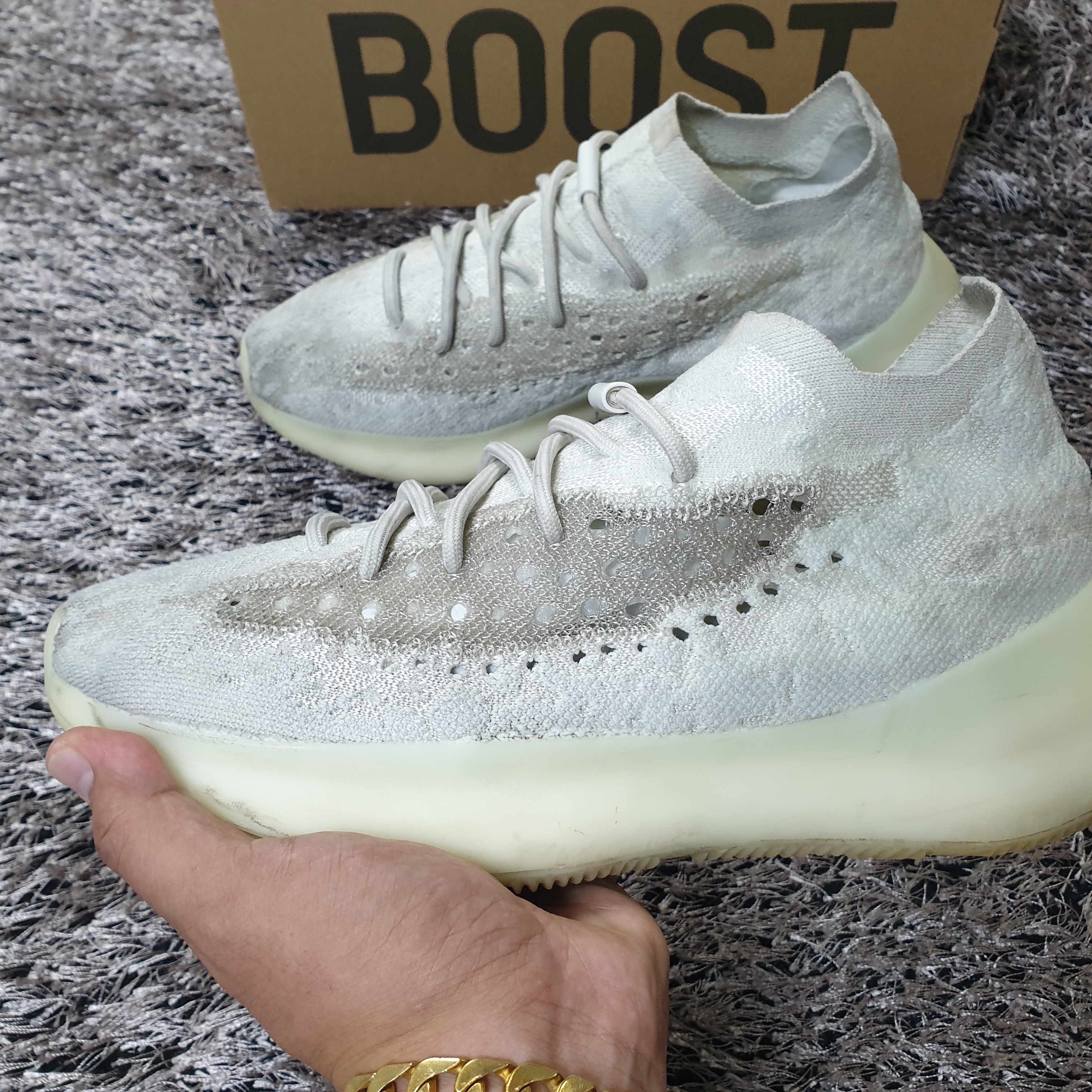 Adidas Yeezy Boost 380 Calcite Glow 착용 스타일 - 5
