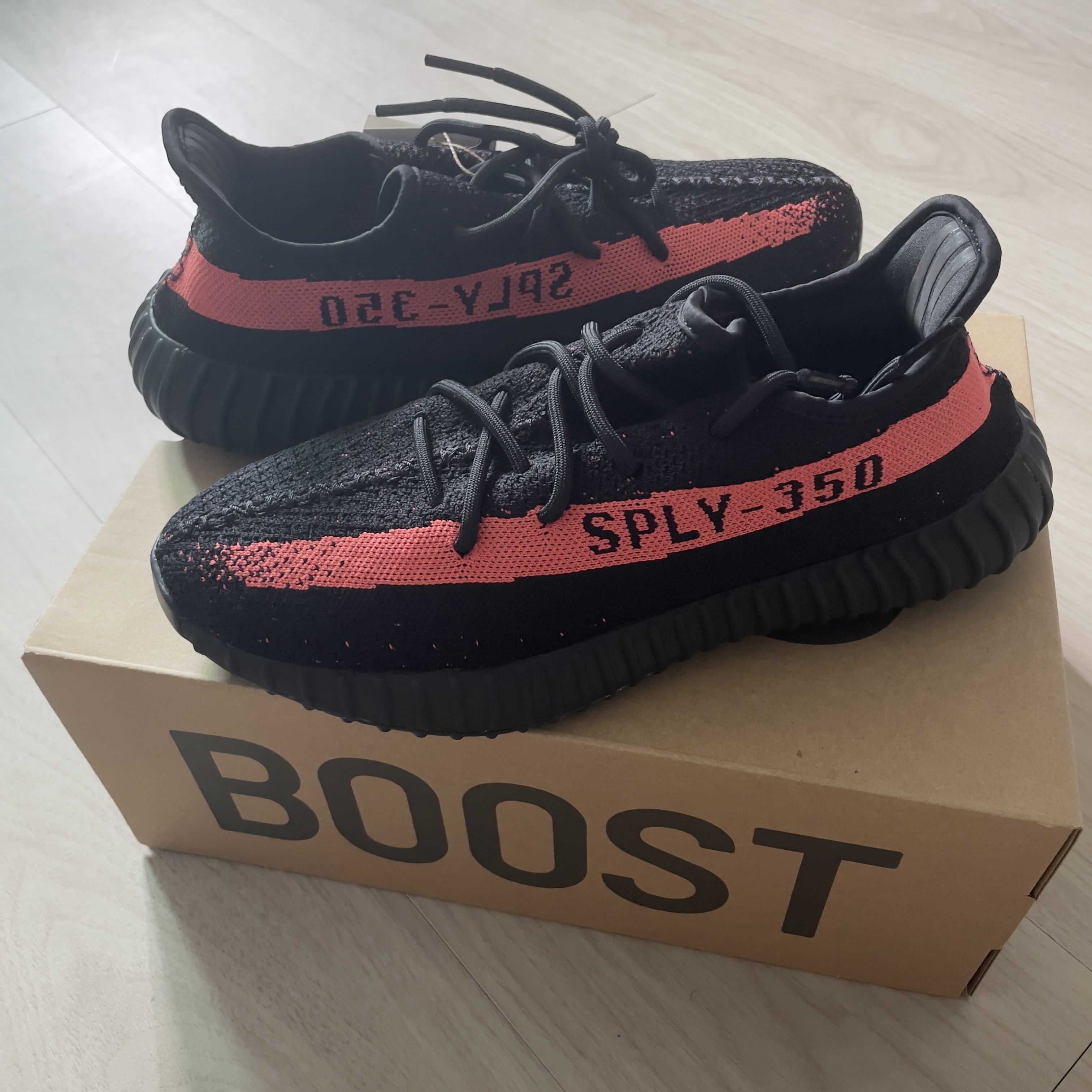 Adidas Yeezy Boost 350 V2 Core Black Red 2022/2023 착용 스타일