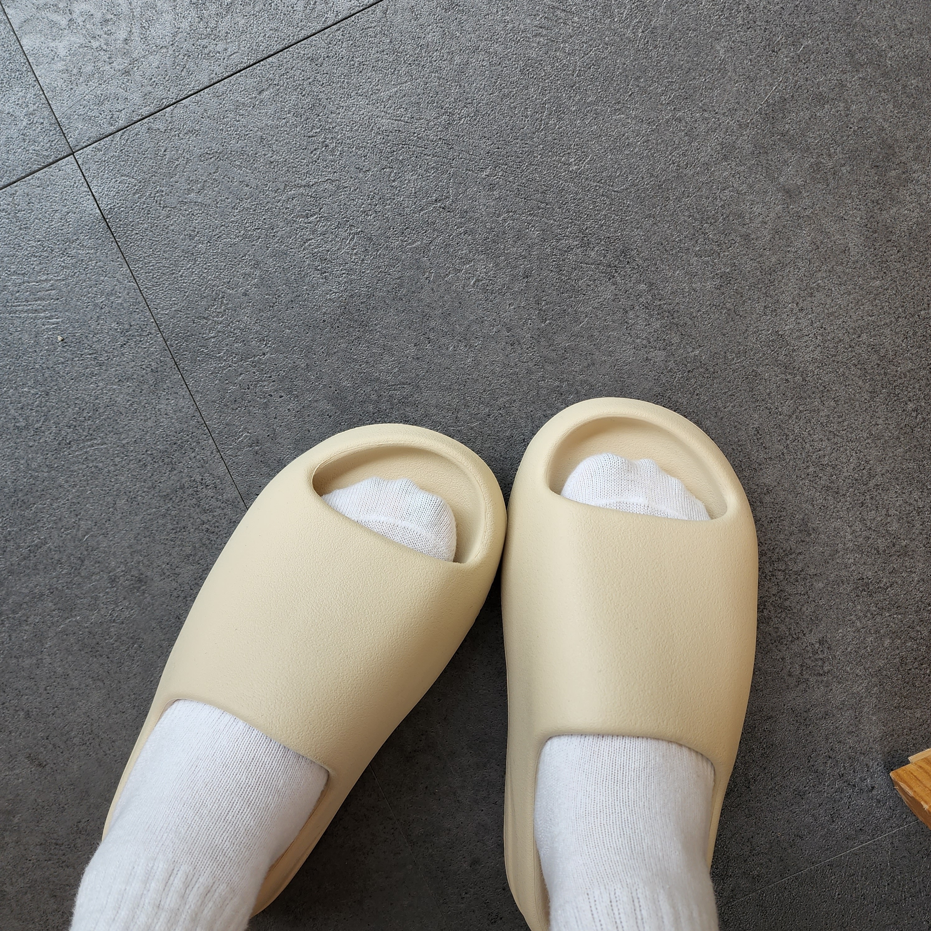 Adidas Yeezy Slide Bone 2022/2023 착용 스타일 - 2