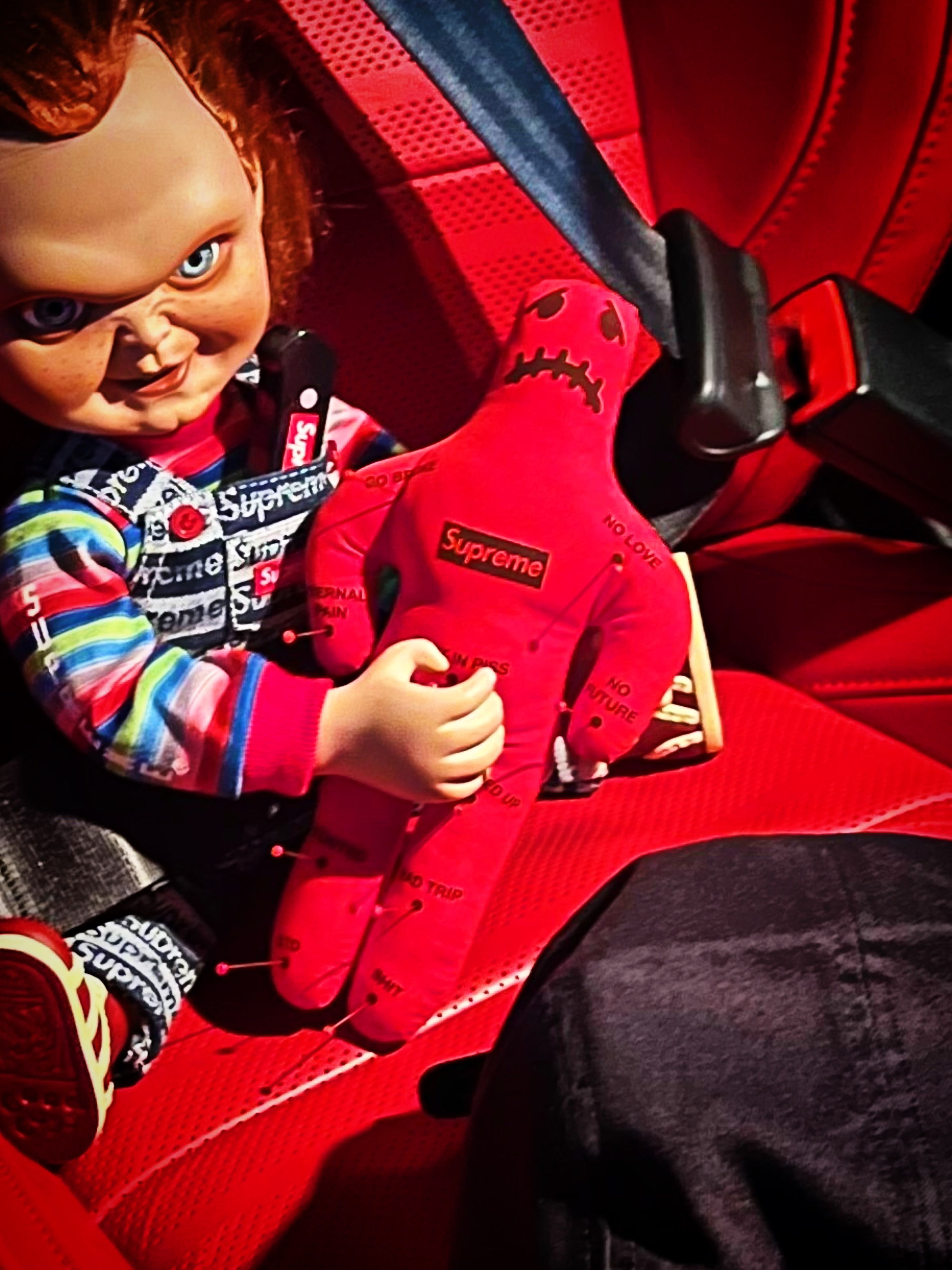 Supreme Voodoo Doll Red - 19FW, Supreme Chucky Doll - 20FW 착용 스타일 - 3