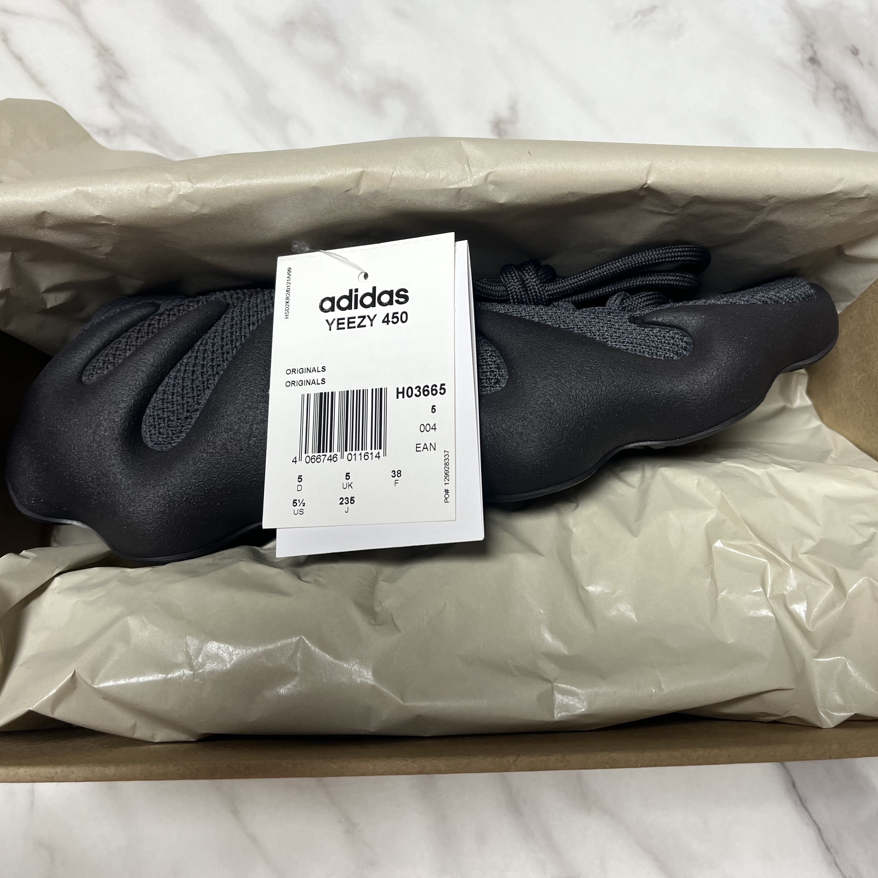 Adidas Yeezy 450 Utility Black 착용 스타일