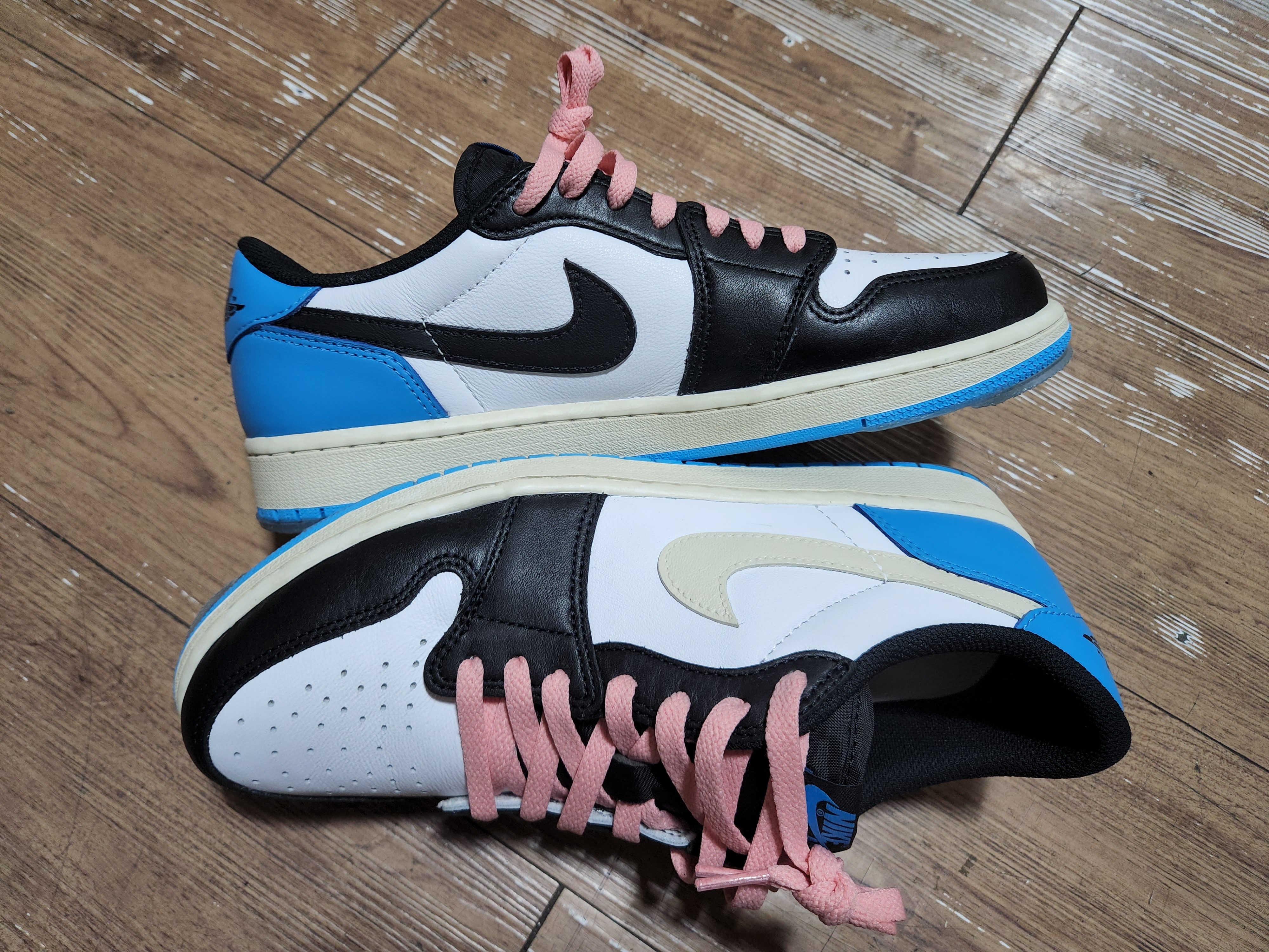Jordan 1 Retro Low OG Black and Dark Powder Blue 착용 스타일 - 5