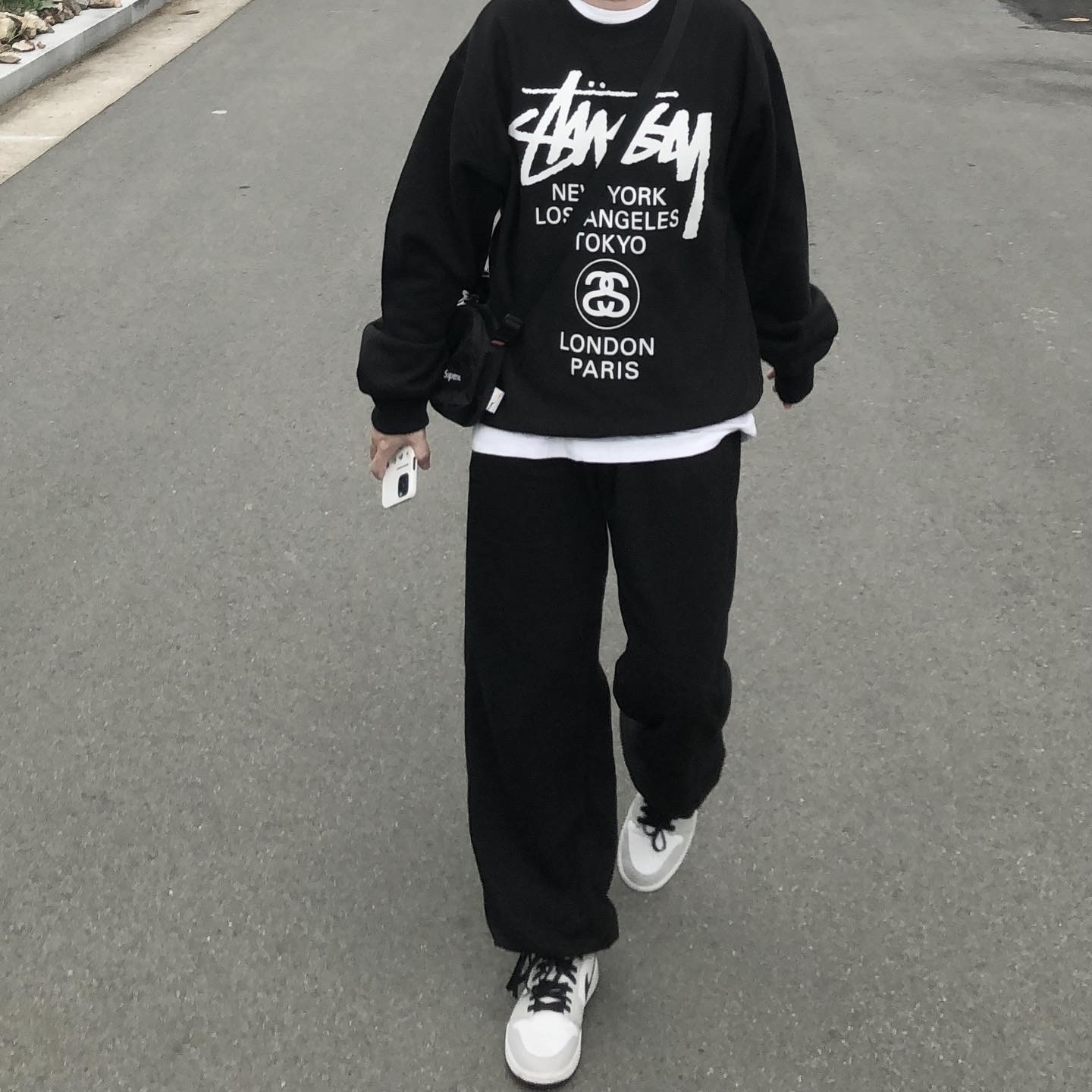 Stussy World Tour Crew Black 2022, Supreme Side Bag Black - 22SS 착용 스타일 - 1