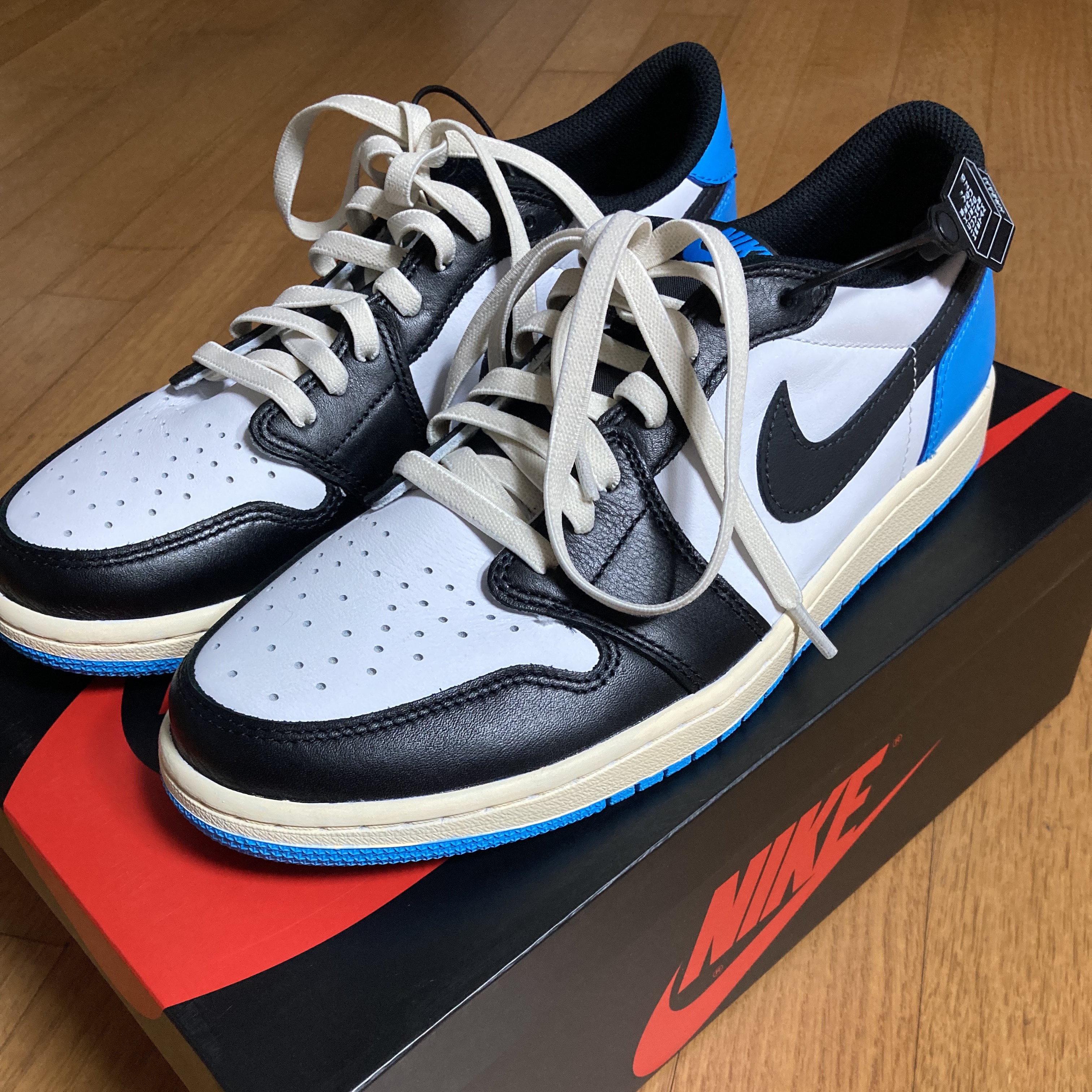 Jordan 1 Retro Low OG Black and Dark Powder Blue 착용 스타일 - 1